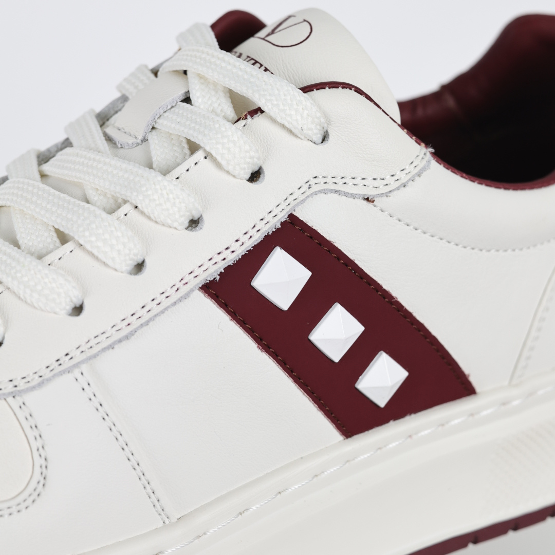 380 Valentino 华伦天奴休闲铆钉小白鞋 2025最新款时尚运动板鞋