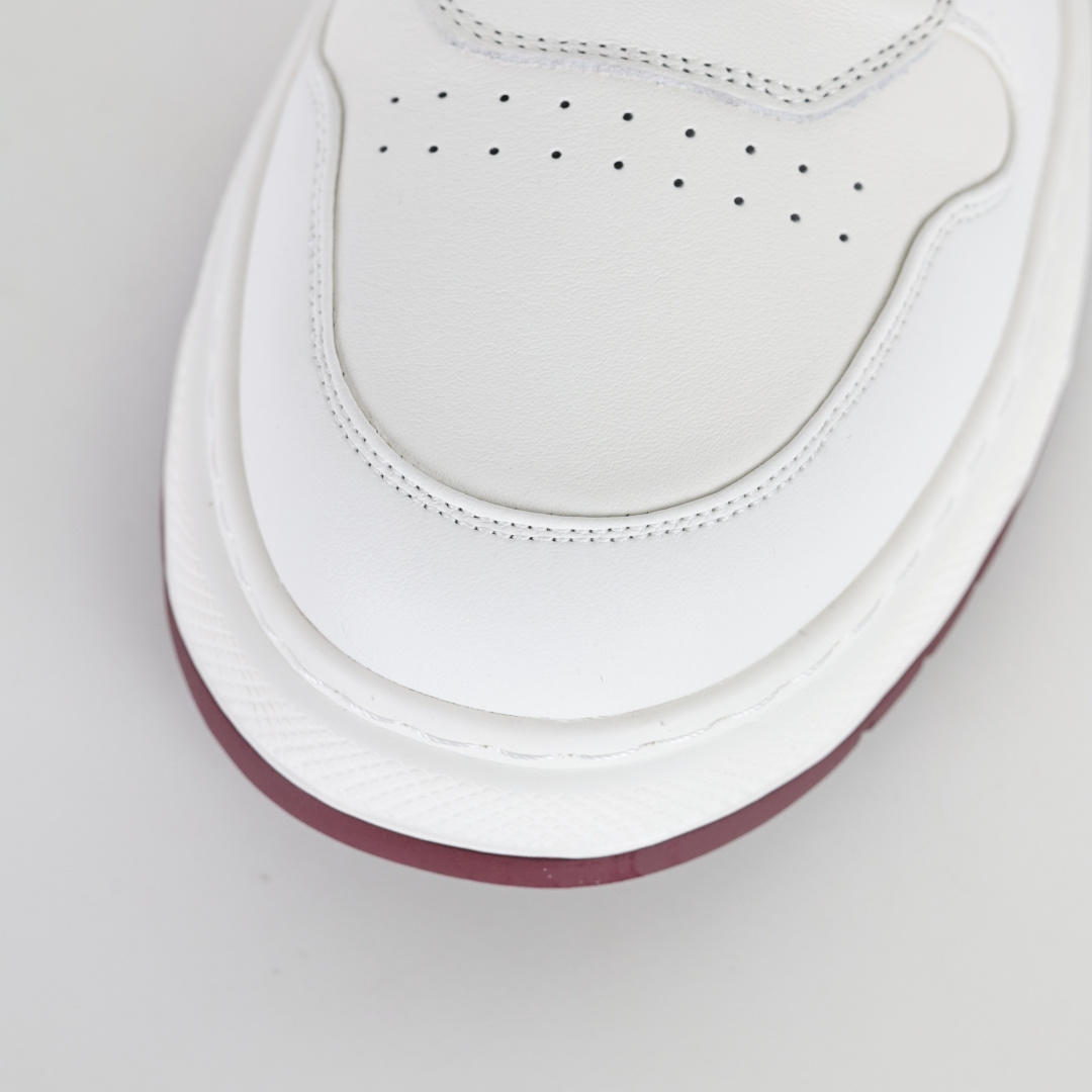 380 Valentino 华伦天奴休闲铆钉小白鞋 2025最新款时尚运动板鞋