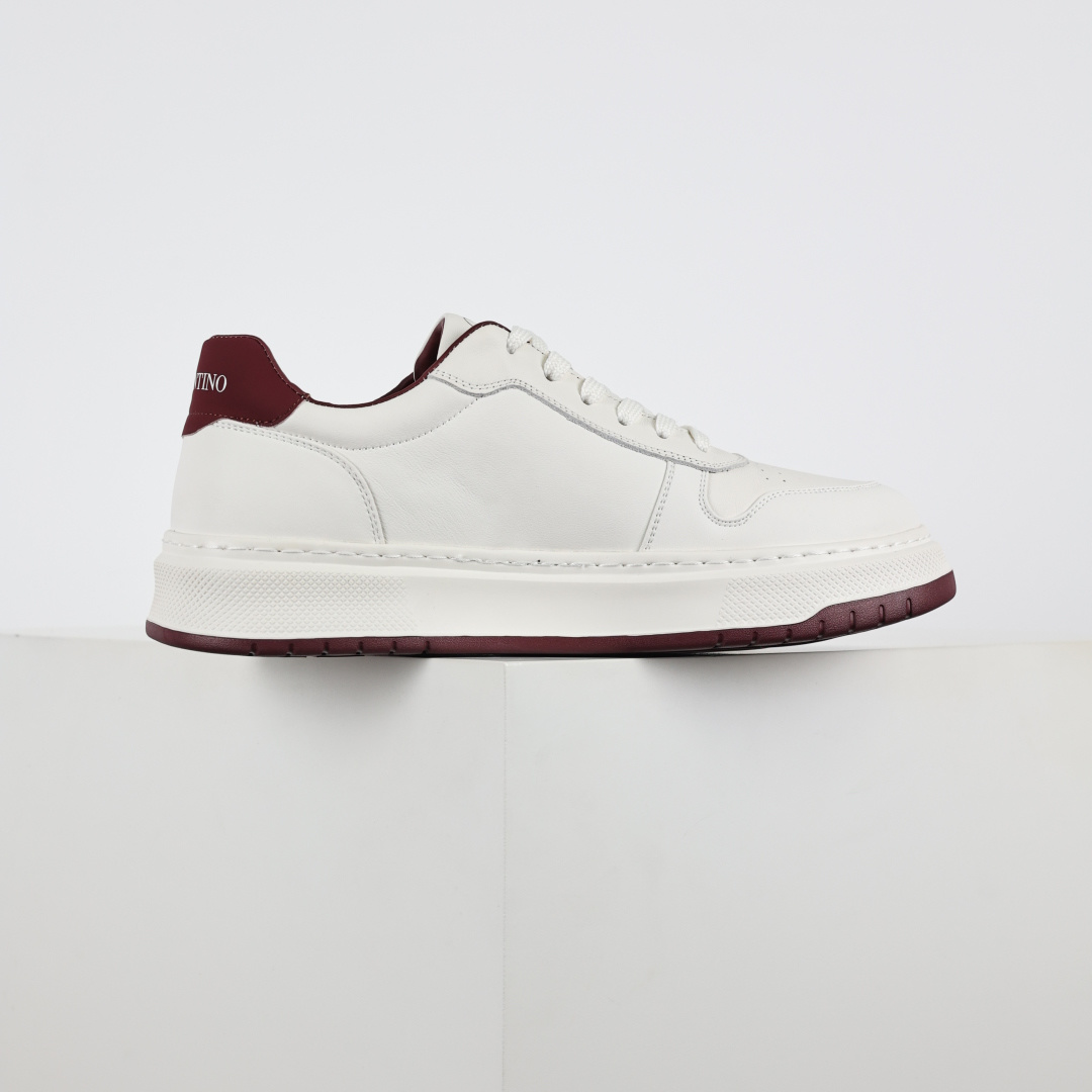 380 Valentino 华伦天奴休闲铆钉小白鞋 2025最新款时尚运动板鞋