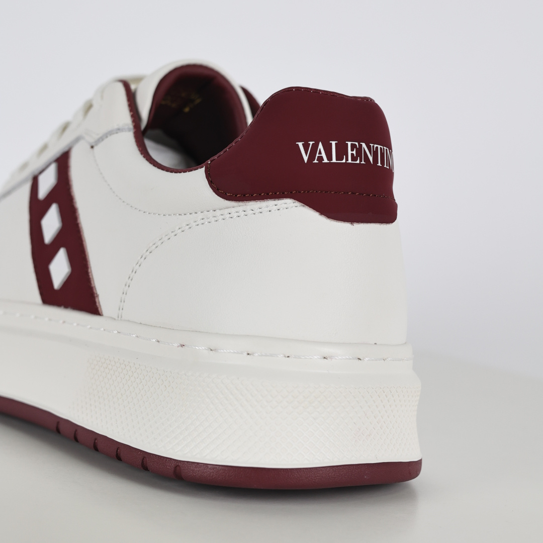 380 Valentino 华伦天奴休闲铆钉小白鞋 2025最新款时尚运动板鞋