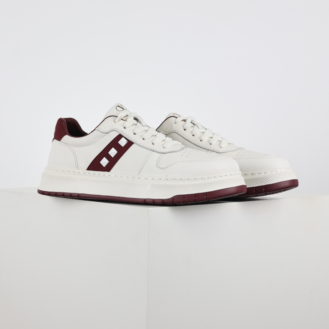 380 Valentino 华伦天奴休闲铆钉小白鞋 2025最新款时尚运动板鞋