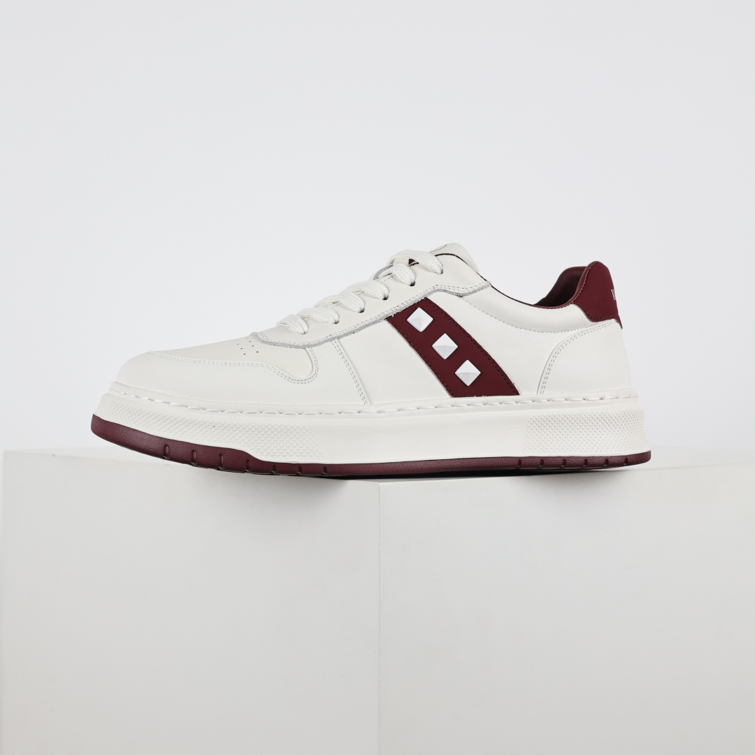 380 Valentino 华伦天奴休闲铆钉小白鞋 2025最新款时尚运动板鞋