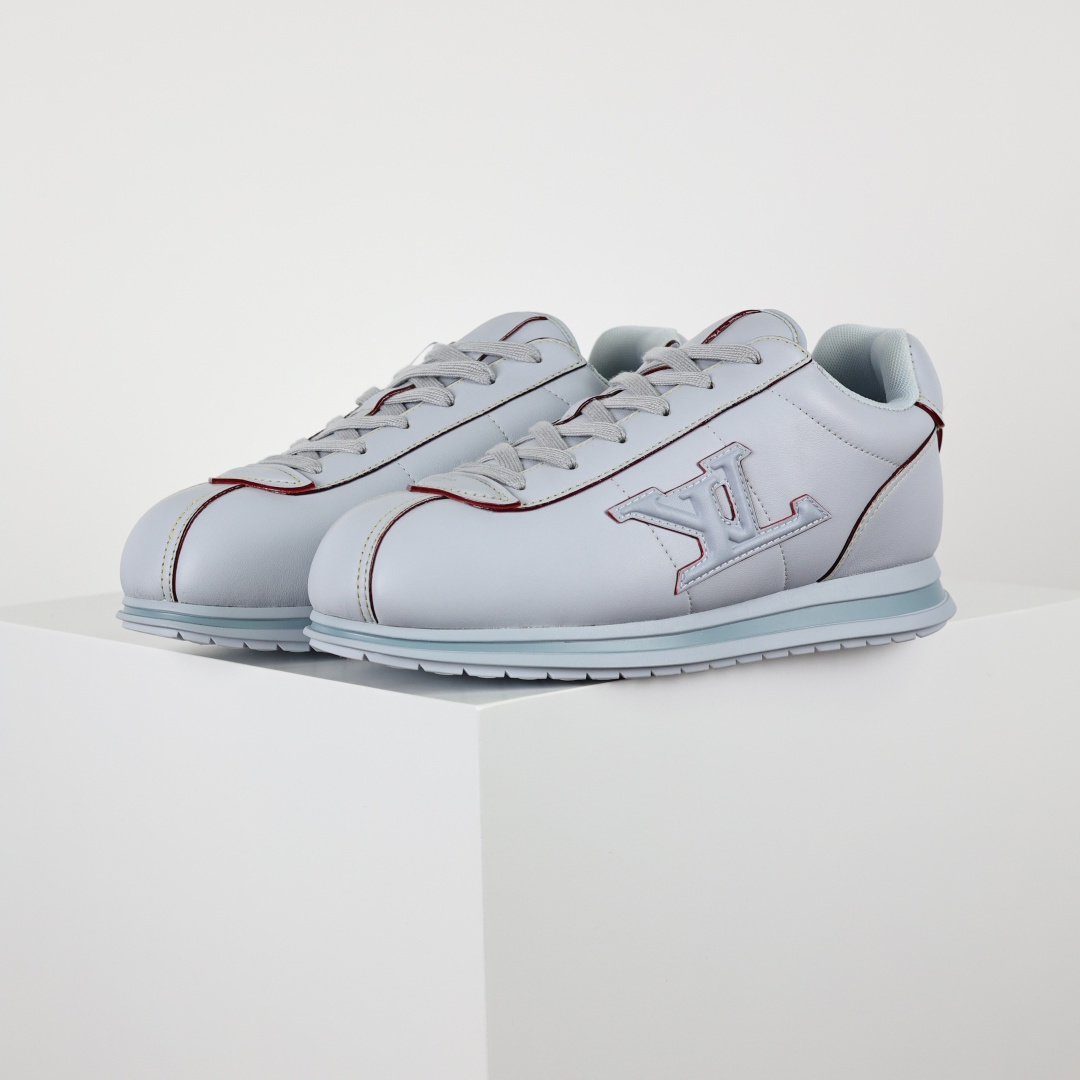 Louis Vuitton LV x Nigo联款 Buttersoft FW25 最新款阿甘休闲运动面包鞋 菲董操刀的LV Buttersoft运动鞋真的星星眼 这波“面包鞋”新风潮必须冲 上脚秒get慵懒高级感 舒适度堪称“踩屎感”天花板 鞋型神似经典阿甘鞋,但做了“加肥加大”的面包鞋 改良,厚鞋舌+宽鞋带,复古叉带点憨憨的萌感. 此次系列包括从简约风格的运动鞋到引人注目的跑鞋 LV 以其标志性的厚底和现代美学脱颖而出 而其他款式则采用了奢华的麂皮 皮革和帆布等材质 一些运动鞋设计富有未来感 强调功能性与舒适性 并向运动风格的奢华鞋履迈进 每个细节都按原版开发 面料 头层皮 内里 进口透气网里 鞋底原版开模防滑TPU材质 底厚3CM