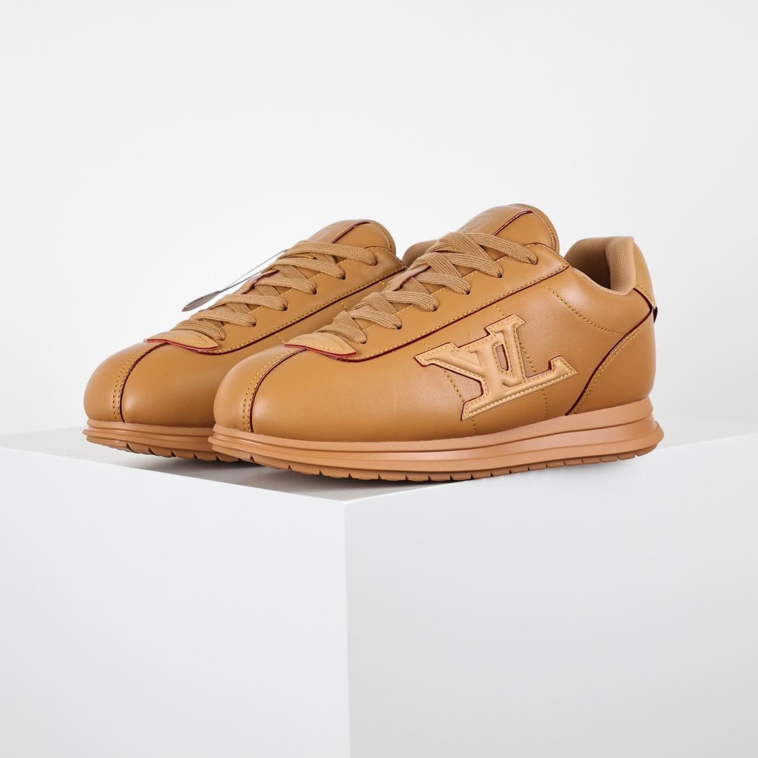 💰330 Louis Vuitton LV x Nigo联款 Buttersoft FW25 最新款阿甘休闲运动面包鞋  菲董操刀的LV Buttersoft运动鞋真的星星眼 这波“面包鞋”新风潮必须冲 上脚秒get慵懒高级感 舒适度堪称“踩屎感”天花板  鞋型神似经典阿甘鞋，但做了“加肥加大”的面包鞋 改良，厚鞋舌＋宽鞋带，复古叉带点憨憨的萌感。 此次系列包括从简约风格的运动鞋到引人注目的跑鞋 LV 以其标志性的厚底和现代美学脱颖而出 而其他款式则采用了奢华的麂皮 皮革和帆布等材质 一些运动鞋设计富有未来感 强调功能性与舒适性 并向运动风格的奢华鞋履迈进 每个细节都按原版开发  面料 头层皮 内里 进口透气网里 鞋底原版开模防滑TPU材质 底厚3CM 尺码：35 36 37 38 39 40 41 42 43 44 45