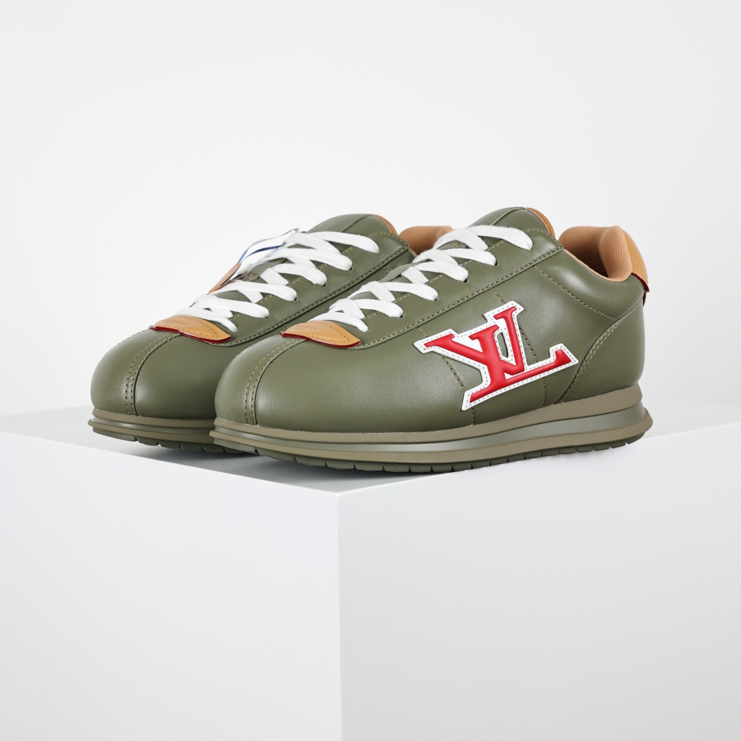 💰330 Louis Vuitton LV x Nigo联款 Buttersoft FW25 最新款阿甘休闲运动面包鞋  菲董操刀的LV Buttersoft运动鞋真的星星眼 这波“面包鞋”新风潮必须冲 上脚秒get慵懒高级感 舒适度堪称“踩屎感”天花板  鞋型神似经典阿甘鞋，但做了“加肥加大”的面包鞋 改良，厚鞋舌＋宽鞋带，复古叉带点憨憨的萌感。 此次系列包括从简约风格的运动鞋到引人注目的跑鞋 LV 以其标志性的厚底和现代美学脱颖而出 而其他款式则采用了奢华的麂皮 皮革和帆布等材质 一些运动鞋设计富有未来感 强调功能性与舒适性 并向运动风格的奢华鞋履迈进 每个细节都按原版开发  面料 头层皮 内里 进口透气网里 鞋底原版开模防滑TPU材质 底厚3CM 尺码：35 36 37 38 39 40 41 42 43 44 45