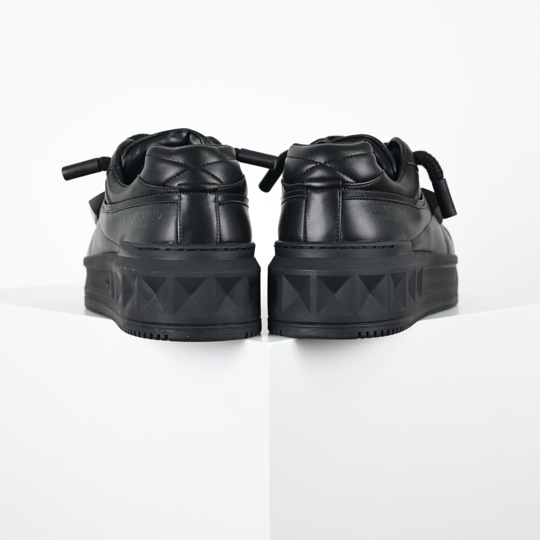 Valentino华伦天奴 新款休闲鞋最新款 走秀情侣爆款 粗鞋带 休闲鞋-High Quatity Cheap Brand wholesale wholesaler seller Clothes Bags handbags Sneakers Top Fashion Clothing Shoes from China Factory Chinese suppliers best Quality Beautiful Price Valentino华伦天奴 新款休闲鞋最新款 走秀情侣爆款 粗鞋带 休闲鞋