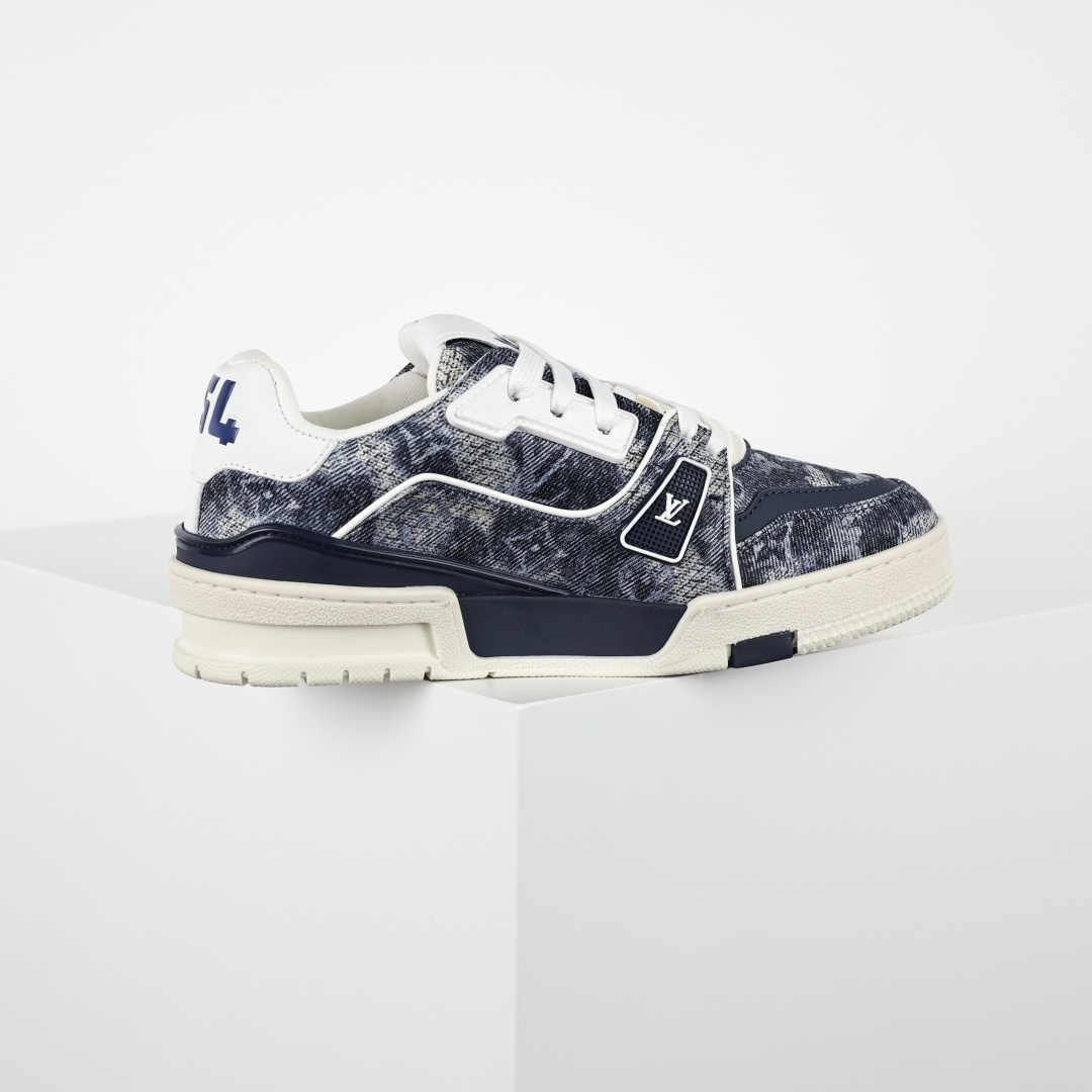 LV TRAINER 新款男士运动鞋 LV Trainer 运动鞋糅合织物网格面料和丝绒粒面牛皮革鞋面-莆田鞋,莆田鞋货源,高仿鞋,高仿鞋货源,安福档口,莆田高仿鞋,莆田鞋批发,高仿鞋批发,莆田高仿运动鞋,高仿运动鞋,莆田运动鞋 LV TRAINER 新款男士运动鞋 LV Trainer 运动鞋糅合织物网格面料和丝绒粒面牛皮革鞋面