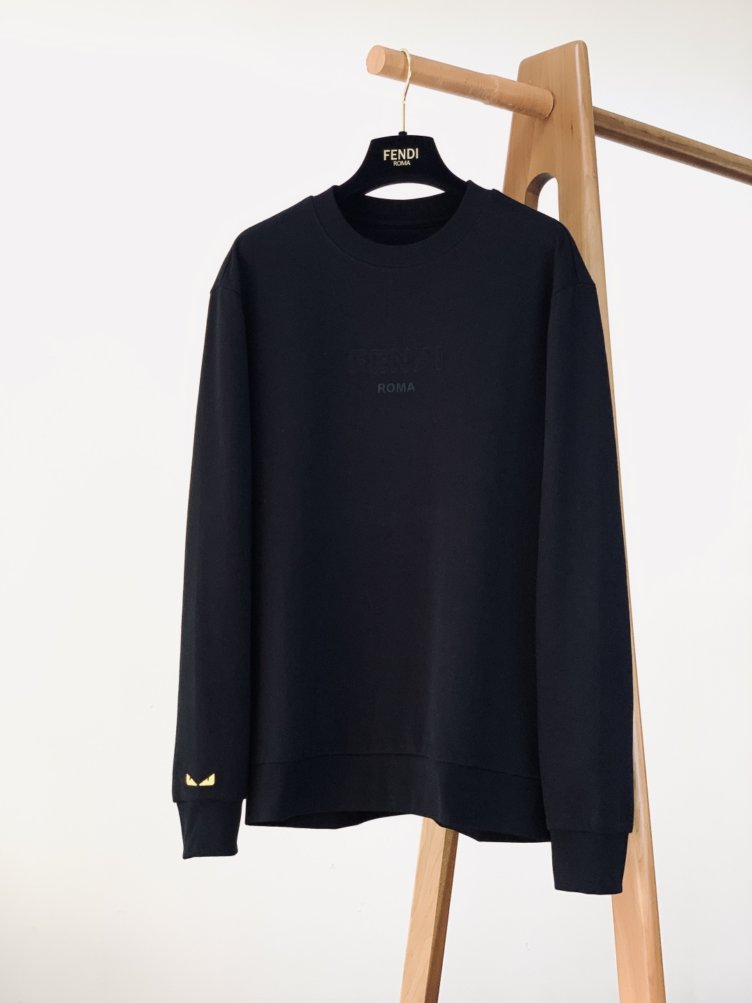 NO:595180,Fendi Fendi's 2025FW new autumn and winter product, the little monster series sweatshirt, is a fusion of iconic fun and texture. The cuffs are embroidered with the yellow eyes of the little monster, which is the series' iconic interesting symbol, and the embroidery thread is full and three-dimensional; the letter embossed logo is embossed on the chest, revealing the brand texture in a low-key manner. Made of high-count pure cotton fabric, comfortable and breathable;  The loose round neck style is suitable for daily casual scenes and is available in black/white colors. This sweatshirt breaks the monotony with little monster elements and is a luxury item that is both recognizable and comfortable for daily wear. ……………………………………………… SizeM-5XL,, fendi, fendi, hoodie, sweatshirts, alexander wang19860909Fendi 芬迪 2025FW秋冬新品 小怪兽系列卫衣,标志性趣味与质感的融合. 袖口绣小怪兽黄色眼睛,是系列标志性趣味符号,绣线饱满立体；胸前压印字母浮雕标识,低调中透出品牌质感.采用高支纯棉面料打造,舒适透气； 宽松圆领版型,适配日常休闲场景,黑/白双色可选.这件卫衣以小怪兽元素打破单调,是日常穿搭中兼具辨识度与舒适感的奢潮单品. …………………………………………………… SizeM-5XL,,fendi,fendi,hoodie,sweatshirts,alexander wang,Men's clothing