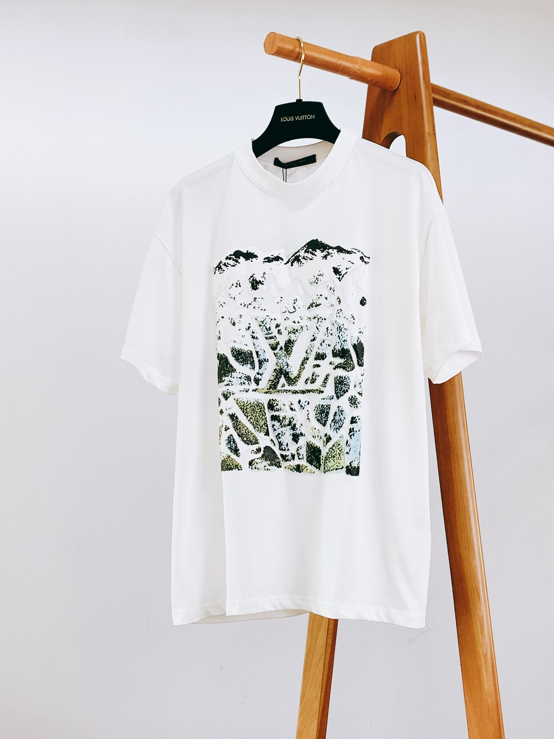 NO:599633,Louis Vuitton SKI ski series short-sleeved T-shirt As the urban adaptable item of LV's SKI ski series this season, this white short-sleeved T-shirt is based on foam printing technology and ski-themed design. It combines the functional aesthetics of the outdoor series with the comfort of daily wear. It is one of the iconic items of this season's 'light outdoor style'.  It is made of high-count combed cotton fabric, which is soft and skin-friendly yet stiff. The surface presents a delicate matte texture and has excellent breathability. It is suitable for daily wear in many seasons;  The chest is decorated with the SKI series themed foam printing pattern, which is based on the 'Snow Mountain Outline' and superimposed with LV logo elements. The printing adopts three-dimensional foaming technology, and the surface presents a concave and convex texture. The contrasting color combination of black, white, and light yellow and green not only restores the visual atmosphere of the snow mountain, but also enhances the recognition with the brand logo. The edges of the printing are treated with distressed mottled texture to simulate the 'natural wear' texture of the outdoor ski scene, injecting a retro outdoor atmosphere into the simple T-shirt.  It adopts a loose oversize version, and the dropped shoulder design optimizes the proportion of the shoulder line, adapting to different body shapes while retaining the relaxed feeling of street wear; the same style for men and women, the upper body is fashionable and versatile, suitable for daily outings, coffee socializing, light outdoor hiking and other diverse occasions. …………………………………………………… SizeS-XL,, louis vuitton, louis vuitton, louis vuitton, versace, T-shirt, tees, t-shirt, alexander wang19860909LouisVuitton 路易威登 SKI滑雪系列短袖T恤 作为LV本季SKI滑雪系列的都市适配单品,这款白色短袖T恤以发泡印花工艺+滑雪主题设计为核心,将户外系列的机能美学与日常穿搭的舒适感融合,是本季“轻户外风格”的标志性单品之一. 采用高支精梳棉面料,触感柔软亲肤且兼具挺括度,表面呈现细腻的哑光质感,透气性能优异,适配多季节日常穿搭； 胸前饰有SKI系列主题发泡印花图案,以“雪山轮廓”为基底,叠加LV标识元素,印花采用立体发泡工艺,表面呈现凹凸肌理感,黑、白、浅黄绿的撞色组合,既还原了雪山的视觉氛围,又以品牌标识强化辨识度；印花边缘采用做旧斑驳处理,模拟户外滑雪场景的“自然磨损”质感,为简约T恤注入复古户外氛围. 采用宽松Oversize版型,落肩设计优化肩线比例,适配不同身形的同时,保留街头穿搭的松弛感；男女同款,上身时尚百搭,适配日常出街、咖啡社交、轻户外徒步等多元场合. …………………………………………………… SizeS-XL,,louis vuitton,louis vuitton,louis vuitton,versace,T-shirt,tees，t-shirt,alexander wang,Men's clothing