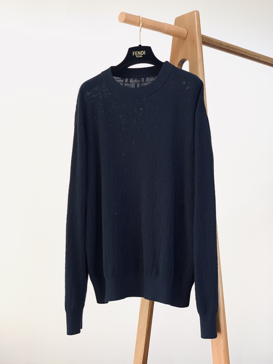 NO:595178,Fendi Fendi's new 2025 FW autumn and winter products are hollow jacquard sweaters, a light oxygen choice that hides luxury texture. The brand letters are printed all over the body in hollow jacquard, the texture is delicate and transparent, and the brand recognition is hidden in the simple background. The jacquard design on the neckline/back is more layered.  It is made of soft knitted fabric with hollow technology, breathable and not stuffy. It has both skin-friendliness and light oxygen texture, and is suitable for layering or wearing alone in many seasons. Round neck + slim fit and slightly loose fit, ribbed cuffs/hem to fit the body shape; white/navy blue two-color optional, suitable for leisure, light commuting and other scenes. This sweater breaks the monotony with 'hidden luxury jacquard' and is a textured item that combines comfort and style in daily styling.  ……………………………………………………………… SizeM-3XL,,fendi,fendi,alexander wang19860909Fendi 芬迪 2025FW秋冬新品 镂空提花针织衫隐奢质感的轻氧之选 衣身满印品牌字母镂空提花,纹理细腻且通透,在简约底色中暗藏品牌辨识度,领口/后背的提花设计更显层次. 采用柔软针织面料,搭配镂空工艺,透气不闷热,兼具亲肤度与轻氧质感,适配多季节叠穿/单穿. 圆领+修身微宽松版型,罗纹收口袖口/下摆贴合身形；白/藏青双色可选,适配休闲、轻通勤等场景.这件针织衫以“隐奢提花”打破单调,是日常造型中兼具舒适与格调的质感单品. …………………………………………………… SizeM-3XL,,fendi,fendi,alexander wang,Men's clothing