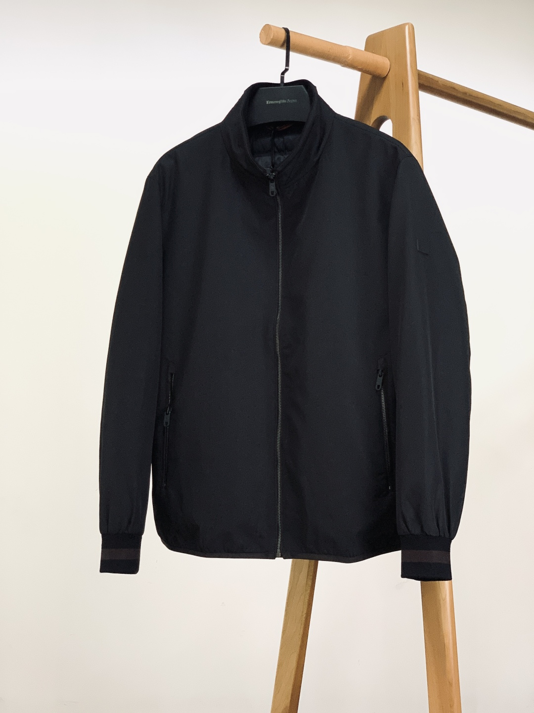 NO:595133,Ermenegildo Zegna 2025FW new product for autumn and winter. Stand-up collar down jacket, minimalist for commuting, warm and stylish. Stand-up collar slim fit, neat and not bulky, suitable for business/daily multiple scenarios. The outer fabric is stiff and anti-wrinkle, filled with 90 velvet inside, lightweight and warm. Embossed brand logo on the arms, low-key and high-quality. Brown tone details on the back/cuffs, dark contrasting colors are not monotonous.  Zippers and other hardware are embedded with brand elements, and the details are luxurious. The interior is quilted with velvet, which is both warm and practical. The pure black minimalist design is a high-end commuting choice that takes into account both style and temperature in autumn and winter. ……………………………………………………………… SizeM-3XL,,zegna,jackets & coats,down jacket,alexander wang19860909Ermenegildo Zegna 杰尼亚 2025FW秋冬新品 立领羽绒夹克,极简通勤,暖而有型. 立领修身款,利落不臃肿,适配商务/日常多场景 外层面料挺括抗皱,内里填充90绒,轻量保暖 臂部压纹品牌标识,低调显质感 后背/袖口饰棕调细节,暗纹撞色不单调 拉链等五金件嵌品牌元素,细节见奢 内里绗缝锁绒,保暖性与实用性兼具 纯黑极简设计,是秋冬兼顾格调与温度的高阶通勤之选. …………………………………………………… SizeM-3XL,,zegna,jackets & coats,down jacket,alexander wang,Men's clothing