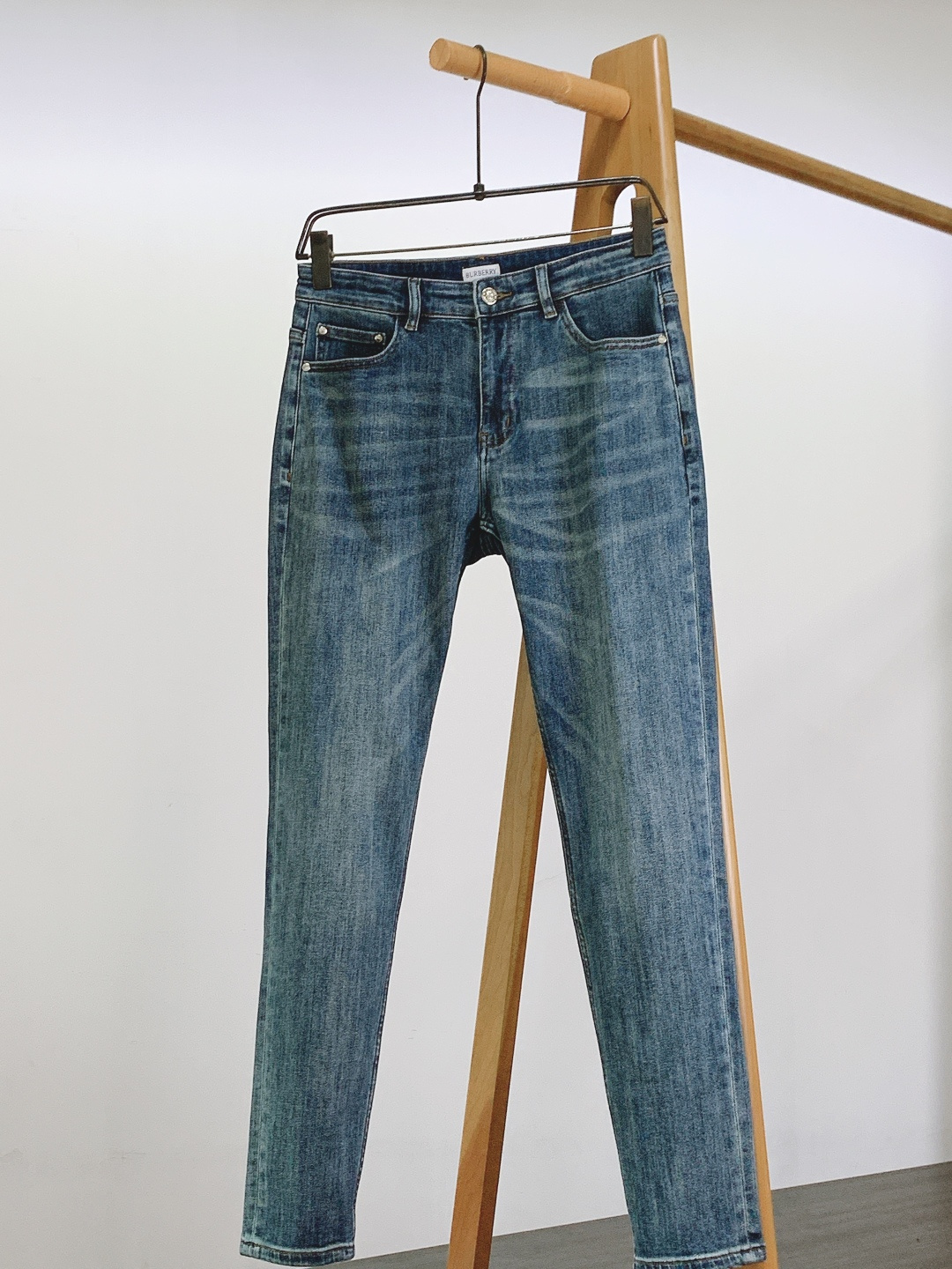 NO:691191,Burberry 2025FW early autumn new products, high fashion sense denim fabric, washed jeans. The fabric is very special, ultra-fine fine imitation cotton yarn blend, super soft and comfortable. It has the casual and casual feeling of denim, but also a sense of relaxation and fashion. The fabric surface is refreshing, slightly elastic, super soft and can be worn for a long time. The whole pair of pants is made of traditional hand-rubbing technology, and is washed with natural stone and light fermentation.  The version is fitted with straight legs, and the details are exquisite. ……………………………………………… Size29-38,,burberry,burberry,jeans,19860909Burberry 巴宝莉 2025FW早秋新品 高级时装感 牛仔面料 , 洗水牛仔裤. 面料很特殊,超细精仿棉纱混纺,超柔舒适感. 具备牛仔随性感 ,休闲感 , 亦有轻松感 ,时尚感. 布面清爽,微弹力,超柔穿着时间长, 整条裤子全传统手擦工艺,自然石磨轻酵洗水. 版型属于合体直脚剪裁,细节精致感. …………………………………………………… Size29-38,,burberry,burberry,jeans,,Men's clothing