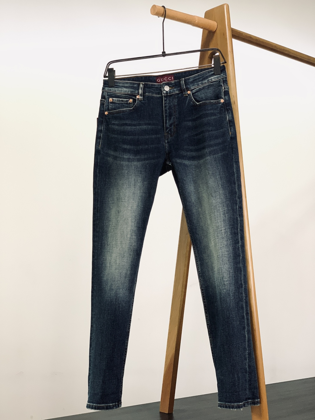 NO:595074,Gucci Gucci 2025FW new products for autumn and winter. I love this pair of jeans with double elasticity... Heavy washing process... Open mold customization hardware accessories, straight trousers, comfortable, soft and skin-friendly fabric, wide and stylish upper body, not easy to wrinkle. Unique color and design style, as well as awesome details. ……………………………………………… Size29-38,,gucci,gucci,jeans,alexander wang19860909Gucci 古驰 2025FW秋冬新品 独爱这一条,弹力加倍的牛仔裤…… 重工洗水工艺…..开模定制五金配件,直筒裤脚,面料舒适柔软亲肤,上身挺阔有型、不易起皱.独特的颜色和设计风格,还有牛逼的细节加持. …………………………………………………… Size29-38,,gucci,gucci,jeans,alexander wang,Men's clothing