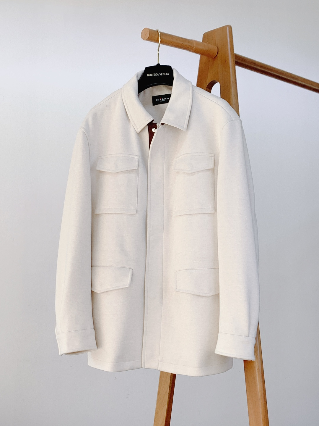 NO:728763,Support the LoroPiana L.P woolen trench coat jacket after the new year. It is a minimalist work with Italian high-end craftsmanship. It is made of virgin wool blended fabric imported from Italy. The texture is fine and soft, and it has a stiff shape and warmth. The white version is pure and elegant, and the black version is classic and versatile, adapting to the needs of various scenes.  The design of double patch pockets on the chest and double pockets on the waist is practical and layered, and the loose fit is not flattering on the body shape, creating a casual and comfortable style. The front placket is double-closed with a 'zipper + snap button', and the zipper pull is embellished with a red letter logo. The snap button is of the same color as the fabric, and the brand recognition is hidden in a low-key manner.  The white model has a brown suede lining, while the black model is embellished with red webbing. When the placket is opened, exquisite contrasting colors are revealed, highlighting the haute couture craftsmanship. The shoulders are slightly dropped, and the center of the back is darted, taking into account both comfort and neat lines, allowing for no restriction when moving.  The metal zippers and snap buttons are all engraved with the brand logo, and the drawstring adjustment buckle is made of matte metal, which complements the texture of wool fabric. The cuffs adopt a double-layer folding process, forming three-dimensional folds when naturally stacked, and the details reflect the warmth of hand-sewing.  Whether it is daily commuting, weekend outings, or light business occasions, it can be easily controlled. It is the 'universal jacket' for the autumn and winter wardrobe. ……………………………………………… Size48-56,,loro piana,jackets & coats,jackets & coats,chamois leather,19860909支持年后 LoroPiana L.P 羊毛呢风衣夹克 意式高定工艺的极简之作. 采用意大利进口初剪羊毛混纺面料,质地细腻柔软,兼具挺括版型与保暖性,白色款纯净优雅,黑色款经典百搭,适配多场景穿搭需求. 胸前双贴袋+腰部双插袋设计,实用且富有层次感,宽松版型不挑身形,打造随性自在的穿搭风格.前门襟采用「拉链+按扣」双重闭合,拉链头缀有红色字母标识,按扣与面料同色系,低调中暗藏品牌辨识度. 白色款内里搭配棕色麂皮绒包边,黑色款内衬点缀红色织带,翻开衣襟时露出精致撞色,彰显高定工艺.肩部微落肩设计,后背中央收省,兼顾舒适度与利落线条,活动时无束缚感.金属拉链、按扣均刻印品牌标识,抽绳调节扣采用哑光金属材质,与羊毛面料质感相得益彰.袖口采用双层折叠工艺,自然堆叠时形成立体褶皱,细节处体现手工缝制温度. 无论是日常通勤、周末郊游,还是轻商务场合,均能轻松驾驭,是秋冬衣橱的「万能外套」. …………………………………………………… Size48-56,,loro piana,jackets & coats,jackets & coats,chamois leather,,Men's clothing