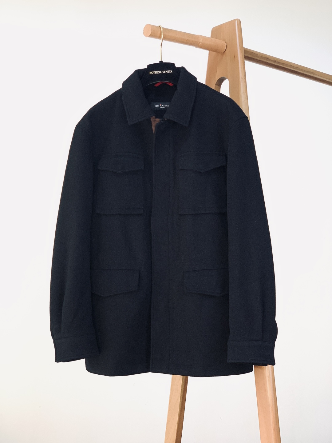 NO:703860,LoroPiana L.P 1975FW new autumn and winter woolen windbreaker jacket, a minimalist work of Italian high-end craftsmanship. It is made of virgin wool blended fabric imported from Italy. The texture is fine and soft, with a stiff version and warmth. The white version is pure and elegant, and the black version is classic and versatile, suitable for various scenarios.  The design of double patch pockets on the chest and double pockets on the waist is practical and layered, and the loose fit is not flattering on the body shape, creating a casual and comfortable style. The front placket is double-closed with a 'zipper + snap button', and the zipper pull is embellished with a red letter logo. The snap button is of the same color as the fabric, and the brand recognition is hidden in a low-key manner.  The white model has a brown suede lining, while the black model is embellished with red webbing. When the placket is opened, exquisite contrasting colors are revealed, highlighting the haute couture craftsmanship. The shoulders are slightly dropped, and the center of the back is darted, taking into account both comfort and neat lines, allowing for no restriction when moving.  The metal zippers and snap buttons are all engraved with the brand logo, and the drawstring adjustment buckle is made of matte metal, which complements the texture of wool fabric. The cuffs adopt a double-layer folding process, forming three-dimensional folds when naturally stacked, and the details reflect the warmth of hand-sewing.  Whether it is daily commuting, weekend outings, or light business occasions, it can be easily controlled. It is the 'universal jacket' for the autumn and winter wardrobe. ……………………………………………… Size48-56,,loro piana,jackets & coats,jackets & coats,chamois leather,19860909LoroPiana L.P 1975FW秋冬新品 羊毛呢风衣夹克,意式高定工艺的极简之作. 采用意大利进口初剪羊毛混纺面料,质地细腻柔软,兼具挺括版型与保暖性,白色款纯净优雅,黑色款经典百搭,适配多场景穿搭需求. 胸前双贴袋+腰部双插袋设计,实用且富有层次感,宽松版型不挑身形,打造随性自在的穿搭风格.前门襟采用「拉链+按扣」双重闭合,拉链头缀有红色字母标识,按扣与面料同色系,低调中暗藏品牌辨识度. 白色款内里搭配棕色麂皮绒包边,黑色款内衬点缀红色织带,翻开衣襟时露出精致撞色,彰显高定工艺.肩部微落肩设计,后背中央收省,兼顾舒适度与利落线条,活动时无束缚感.金属拉链、按扣均刻印品牌标识,抽绳调节扣采用哑光金属材质,与羊毛面料质感相得益彰.袖口采用双层折叠工艺,自然堆叠时形成立体褶皱,细节处体现手工缝制温度. 无论是日常通勤、周末郊游,还是轻商务场合,均能轻松驾驭,是秋冬衣橱的「万能外套」. …………………………………………………… Size48-56,,loro piana,jackets & coats,jackets & coats,chamois leather,,Men's clothing