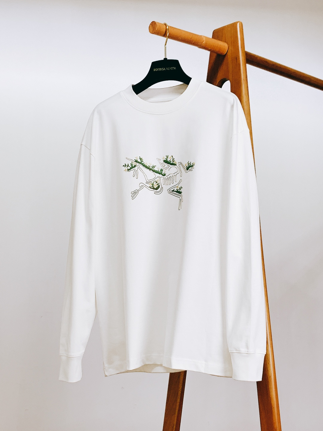 NO:595723,ARCTERYX 2025FW new autumn and winter casual printed bottoming shirt. Classic round neck + loose fit, it is a versatile and comfortable style for daily use; the print on the chest is so atmospheric - there are flower and plant patterns hidden in the skeleton outline, and the black and white colors present different textures. White is fresh and soft, black is cool and refined, and has a 'dark romantic' tone.  The delicate knitted fabric is soft and breathable, close to the skin and not stuffy; the ribbed edges on the collar and cuffs are neat and durable, and the embroidery stitches are fine and full, with texture visible to the naked eye. Wearing it alone is a simple and memorable daily wear, and layering it as an inner layer can also reveal the ingenious printing details. Whether it is commuting or casual outings, you can easily wear it to create a relaxed and refined feeling. …………………………………………………… SizeM-3XL, arc'teryx, alexander  wang19860909ARCTERYX 始祖鸟 2025FW秋冬新品 休闲印花打底衫.经典圆领+宽松版型,是日常百搭的舒适款；胸前的印花太有氛围感——骨骼轮廓里藏着花草纹样,黑白两色呈现出不同质感白色清新柔和,黑色酷感又精致,自带“暗黑浪漫”的调性. 细腻的针织面料软而透气,贴身穿亲肤不闷；领口、袖口的罗纹收边利落耐穿,刺绣的针脚细密饱满,质感肉眼可见. 单穿是简约又有记忆点的日常搭,叠穿当内搭也能露出印花的细节巧思,不管是通勤还是休闲出街,都能轻松穿出松弛的精致感. …………………………………………………… SizeM-3XL,arc'teryx,alexander wang,Men's clothing