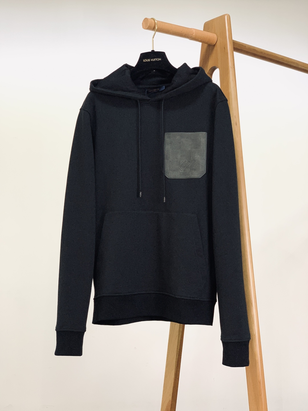 NO:595700,LouisVuitton Louis Vuitton's new 2025 FW autumn and winter casual hooded sweatshirt, the minimalist silhouette hides a sense of luxury, and the classic black and white colors are suitable for all daily scenes. The leather patch pocket on the chest is the finishing touch - embossed Monogram dark pattern + delicate pebbled texture, low-key and revealing the brand logo texture, unobtrusive but self-recognizable.  The heavyweight cotton velvet fabric is soft and stylish, and the drawstring buckles and ribbed cuffs are all exquisite details. Wear 'low-key luxury' in daily life, relaxed and elegant. ……………………………………………… SizeS-XL,, louis vuitton, louis vuitton, hoodie, sweatshirts, hats, alexander wang19860909LouisVuitton 路易威登 2025FW秋冬新品 休闲连帽卫衣,极简廓形藏住高级感,经典黑白双色适配所有日常场景. 胸前皮质贴袋是点睛之笔——压印Monogram暗纹+细腻荔枝纹肌理,低调透出品牌标识性质感,不张扬却自带辨识度. 重磅棉绒面料软而有型,抽绳扣、罗纹收口全是精致细节,把“低调奢华”穿在日常里,松弛又显贵. …………………………………………………… SizeS-XL,,louis vuitton,louis vuitton,hoodie,sweatshirts,hats,alexander wang,Men's clothing