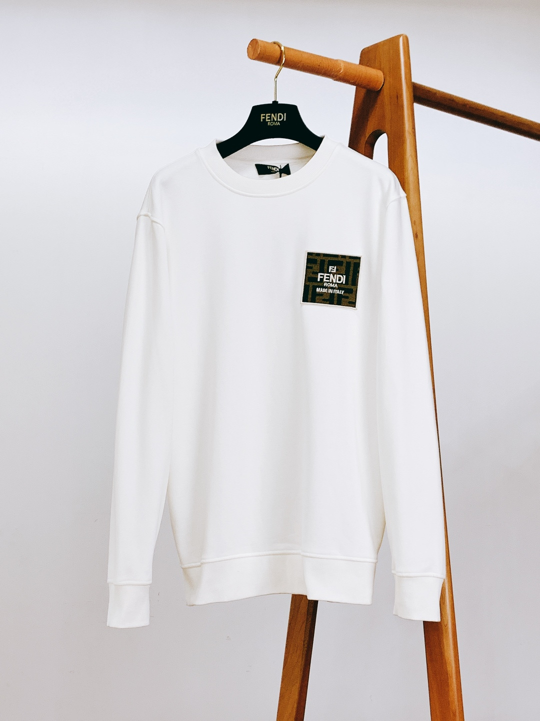 NO:595677,Fendi Fendi 2025FW new autumn and winter sweatshirt with presbyopic patch logo. Basic black and white version, hiding the texture in the 'identity mark' on the chest - classic FF presbyopic textured patch, with three-dimensional embroidered letters, dark brown gold texture with low-key nobility, and PPE recognition that can be recognized at a glance.  The heavyweight cotton material is soft and crisp, the ribbed neckline and cuffs are neatly arranged, and even the label details on the inside are exquisite to the core. It brings 'unobtrusive luxury' into daily life, relaxed and classy. ……………………………………………… SizeS-XL,, fendi, fendi, hoodie, sweatshirts, alexander wang19860909Fendi 芬迪 2025FW秋冬新品 老花贴布标识卫衣.黑白基础版型,把质感藏在胸前这枚“身份标识”里——经典FF老花织纹贴布,搭配立体刺绣字母,暗调棕金纹理自带低调贵气,是一眼就能认出来的ppe辨识度. 重磅棉料软而挺括,罗纹领口、袖口的走线利落工整,连内侧的标签细节都精致到骨子里,把“不张扬的奢华”揉进日常,松弛又有品. …………………………………………………… SizeS-XL,,fendi,fendi,hoodie,sweatshirts,alexander wang,Men's clothing