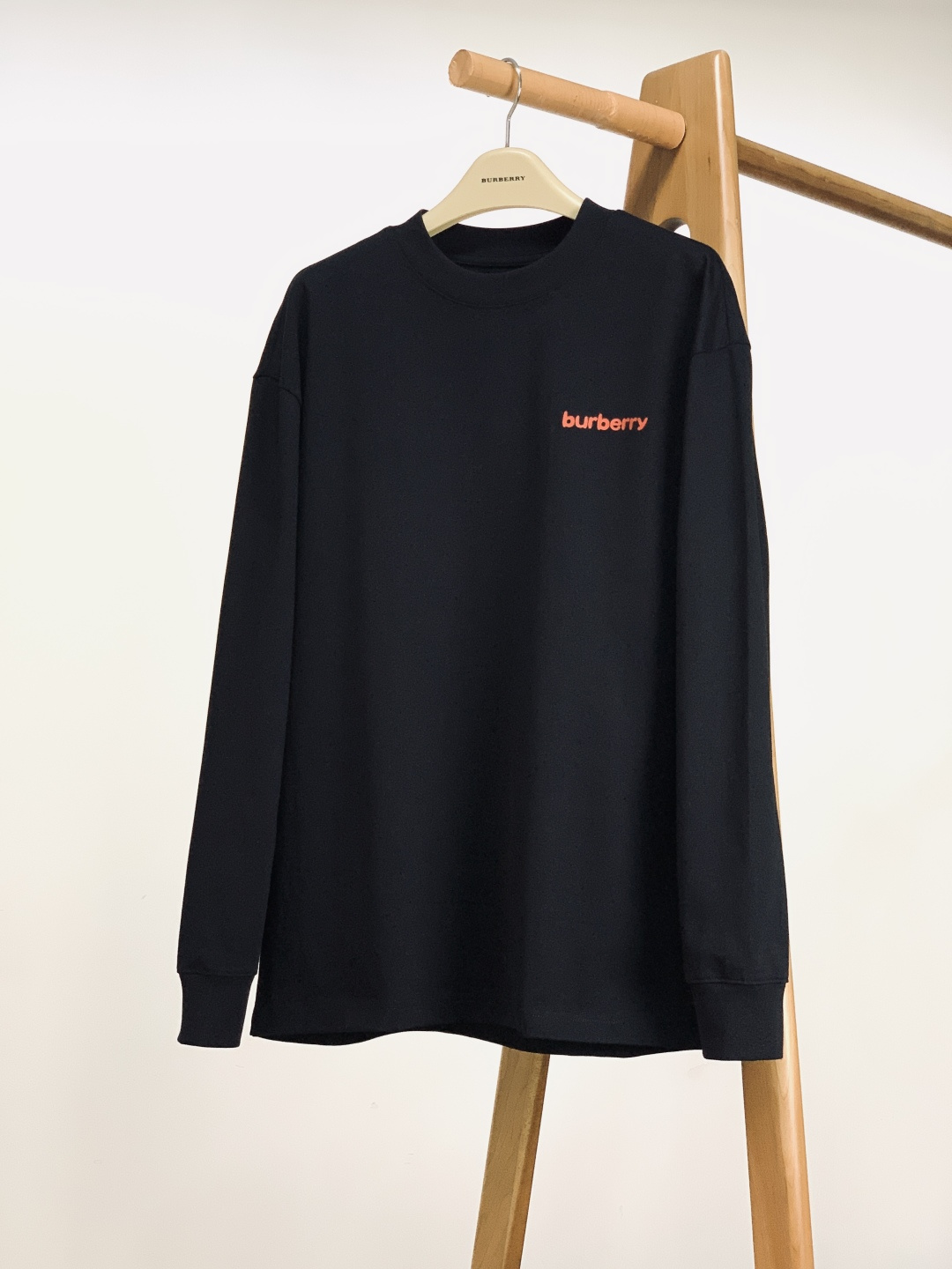 NO:595712,Burberry's 2025FW new autumn and winter casual printed bottoming shirt. Classic round neck + loose fit, it is a comfortable basic style that is not picky about your figure; the handwritten logo on the chest + the knight print on the back are so memorable - the handwritten font is relaxed and casual, and the retro knight pattern has its own brand recognition. Both black and white colors can create different atmospheres. White is clean and simple, black is cool and advanced.  The delicate knitted fabric is soft and crisp, close to the skin and not sweaty; the ribbed edges on the collar and cuffs are neat and durable, the colors of the printing are full and delicate, and the texture is hidden in every detail. Wearing it alone is a simple and stylish daily wear, and layering it under the layer can also reveal the ingenious printing on the back. Whether it is commuting or light social occasions, you can easily achieve 'effortless sophistication'. ……………………………………………………  SizeM-3XL,,burberry,burberry,alexander wang19860909Burberry 巴宝莉 2025FW秋冬新品 休闲印花打底衫.经典圆领+宽松版型,是不挑身材的舒适基础款；胸前的手写体logo+后背的骑士印花太有记忆点——手写字体松弛随性,复古骑士纹样自带品牌辨识度,黑白两色都能穿出不同氛围白色干净简约,黑色酷感又高级. 细腻的针织面料软而挺括,贴身穿亲肤不闷汗；领口、袖口的罗纹收边利落耐穿,印花的色彩饱满细腻,质感藏在每一处细节里. 单穿是简约有格调的日常搭,叠穿当内搭也能露出后背的印花巧思,不管是通勤还是轻社交场合,都能轻松拿捏“不费力的精致感”. …………………………………………………… SizeM-3XL,,burberry,burberry,alexander wang,Men's clothing