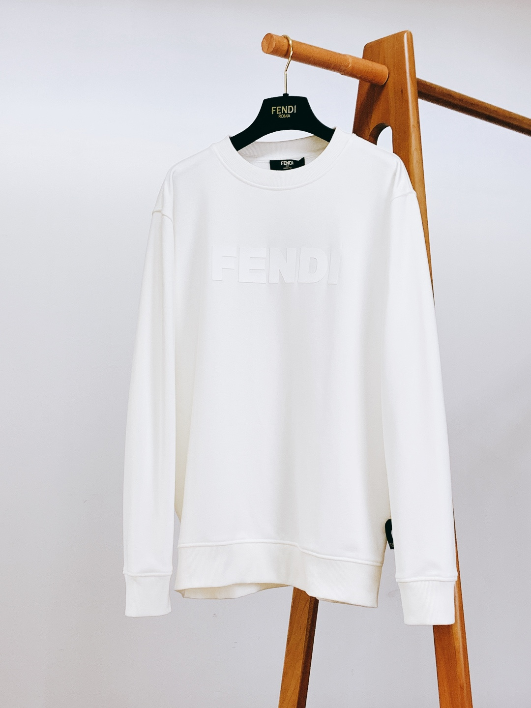 NO:595699,Fendi Fendi's 2025FW new autumn and winter three-dimensional logo pullover sweatshirt. The black and white minimalist version focuses on the 'breathing logo' on the chest - the three-dimensional silicone logo letters, with matte texture and subtle thickness, are low-key and skin-friendly but hide the texture of identifying goods at a glance.  The heavyweight cotton material is soft and draping, the details of the ribbed collar and cuffs are neatly arranged, and even the brand woven labels on the sides are embellished with dark patterns, bringing 'effortless high-end' into daily life, relaxed and noble. ……………………………………………… SizeS-XL,, fendi, fendi, hoodie, sweatshirts, alexander wang19860909Fendi 芬迪 2025FW秋冬新品 立体标识套头卫衣.黑白双色极简版型,把重点落在胸前这枚「会呼吸的标识」——立体硅胶材质的标识字母,自带哑光肌理与微妙厚度,低调贴肤却藏着一眼识货的质感. 重磅棉料软而垂顺,罗纹领口、袖口的细节走线利落,连侧边的品牌织唛都做了暗纹点缀,把“不费力的高级”穿进日常,松弛又显贵. …………………………………………………… SizeS-XL,,fendi,fendi,hoodie,sweatshirts,alexander wang,Men's clothing