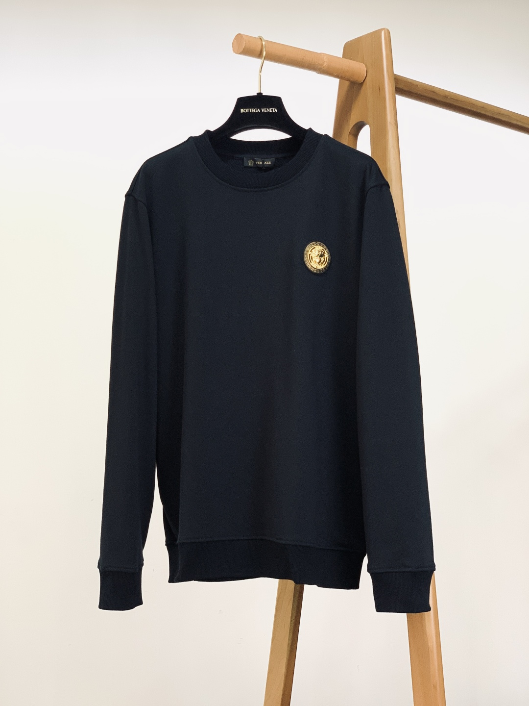 NO:595696,Versace Versace's 2025 FW autumn and winter new product is the classic Medusa badge sweatshirt. The classic black and white background color leaves all the visual focus to this 'king badge' on the chest - a three-dimensional gilt Medusa head + chain stripe binding, and the embossed texture has a luxurious texture. The heavy cotton material is soft and crisp, and the rib closing details are neat, blending the 'flagrant sense of luxury' into daily wear. Even low-key wear can reveal effortless nobility.  ……………………………………………………………… SizeS-XL,,versace,versace,hoodie,sweatshirts,alexander wang19860909Versace 范思哲 2025FW秋冬新品 经典美杜莎徽章卫衣.经典黑白底色,把视觉焦点全留给胸前这枚「王炸徽章」——立体鎏金美杜莎头像+链条纹包边,浮雕肌理自带奢华质感. 重磅棉料软而挺括,罗纹收口细节利落,把“张扬的高级感”揉进日常穿搭里,低调穿也能透出毫不费力的贵气. …………………………………………………… SizeS-XL,,versace,versace,hoodie,sweatshirts,alexander wang,Men's clothing