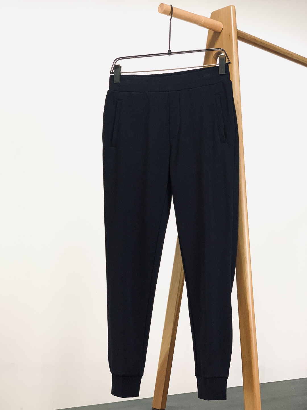 NO:595711,Dior Homme 2025FW early autumn new product fashionable drawstring casual pants, channel quality, loose body and conventional design and tailoring, with individual fashion style, inherently extraordinary!  Made of custom-supplied fabrics, it has an extremely delicate oily texture, high elastic recovery effect, anti-wrinkle, wind and sun protection, breathable, comfortable and non-stuffy. The shape and color control are perfect, the custom-supplied hardware decorative accessories, and the leather tag embossed on the back are highly recognizable. It is paired with a novel style to highlight your individual fashion style. The same style for men and women, two colors available …………………………………………………… SizeS-XL, dior, dior, alexander wang19860909Dior Homme 迪奥·桀傲 2025FW早秋新品 时尚抽绳休闲裤,渠道精品,宽松体常规设计裁剪,兼具个性时尚范儿,与生俱来的不平凡！客供御用面料打造,极为细腻的油润质感,具有高弹性回复效果,抗皱防风防晒,透气舒适无闷热感.型色把控非常完美,客供五金装饰辅料,背后压印皮牌,辨识度极高,搭配构思新颖的风格,彰显个性时尚范儿.男女同款,两色可选 …………………………………………………… SizeS-XL,,dior,dior,alexander wang,Men's clothing