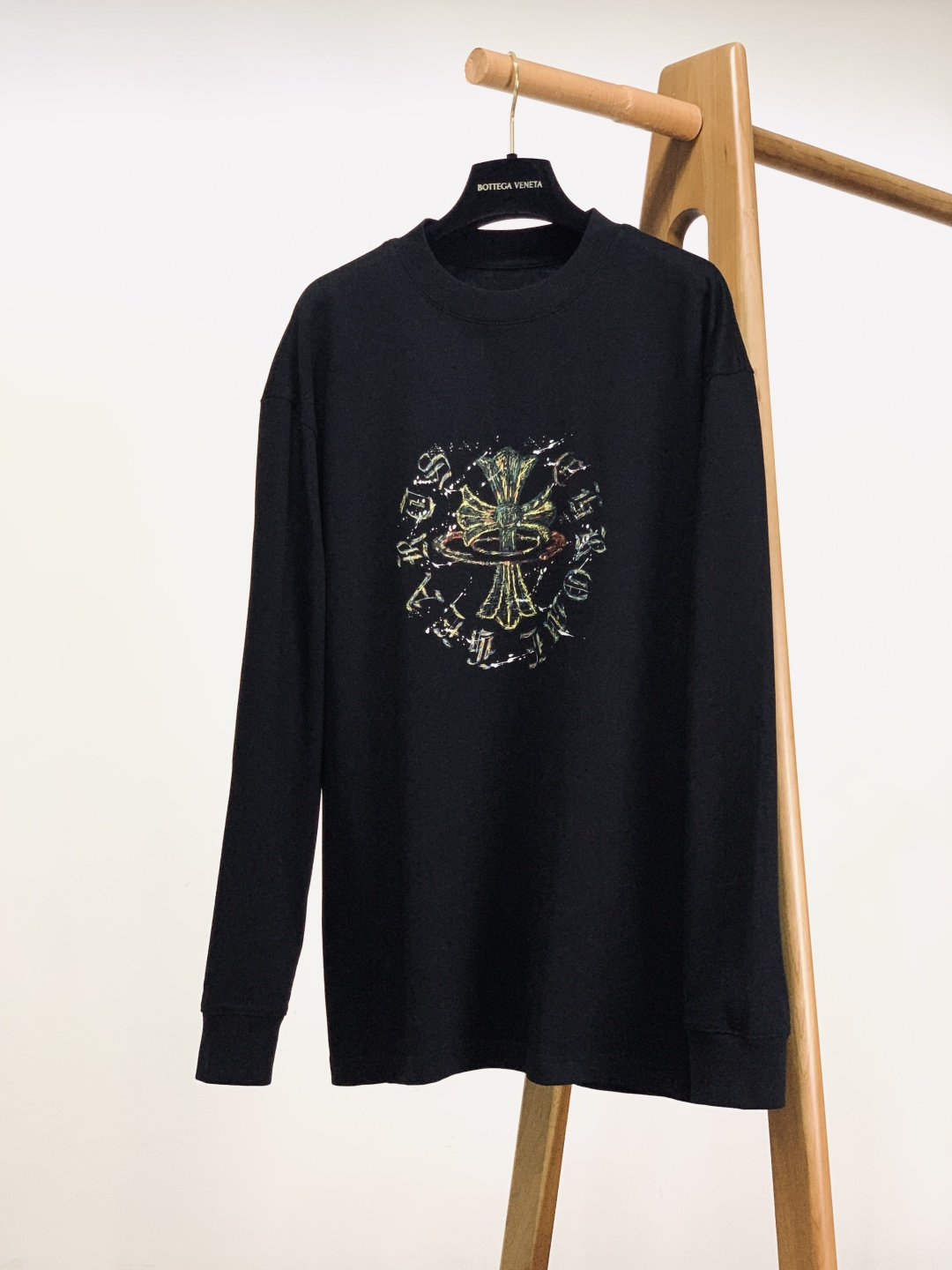 NO:595706,Chrome Hearts 2025FW new autumn and winter long-sleeved printed bottoming shirt. Classic round neck + loose fit, it is a basic style that is easy to wear every day; the graffiti-style print on the chest is so eye-catching - casual cross elements + splashed ink texture, with the relaxation and personality of street art, black and white can be worn to create different atmospheres.  The delicate knitted fabric is soft but not slumped, and is close to the skin and comfortable to wear; the ribbed edges on the collar and cuffs are neat and stylish, and the stitching is neat and durable. It is a textured style that can be worn for a long time. Wearing it alone is simple and trendy, and layering it as an inner layer can also reveal the printed details. Whether it is for daily outings or light social occasions, you can easily achieve a relaxed and cool feeling. …………………………………………………… SizeM-3XL, chrome hearts, chrome hearts, alexander wang19860909Chrome Hearts 克罗心 2025FW秋冬新品 长袖印花打底衫.经典圆领+宽松版型,是日常好搭的基础款；胸前的涂鸦风印花太吸睛——笔触随性的十字元素+泼墨质感,自带街头艺术的松弛与个性,黑白两色都能穿出不同氛围. 细腻的针织面料软而不塌,贴身穿亲肤舒适；领口、袖口的罗纹收边利落有型,走线工整耐穿,是能穿很久的质感款. 单穿是简约潮搭,叠穿当内搭也能露出印花细节,不管是日常出街还是轻社交场合,都能轻松拿捏松弛的酷感. …………………………………………………… SizeM-3XL,,chrome hearts,chrome hearts,alexander wang,Men's clothing