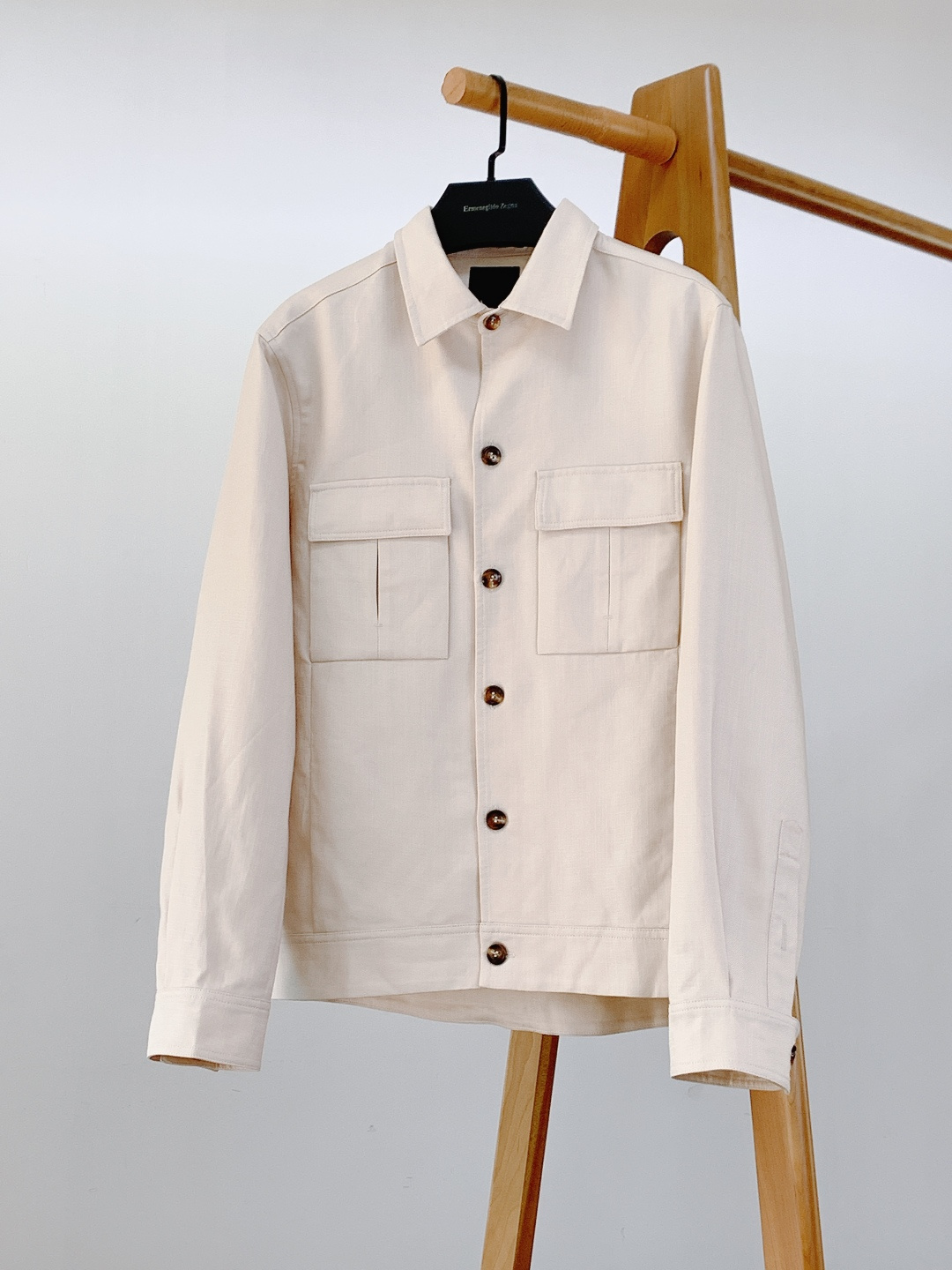 NO:595668,Ermenegildo Zegna's 2025FW autumn and winter new product Oasi Lino linen lined jacket. It is made of Zegna's iconic Oasi Lino linen fabric. The raw materials come from the linen planting areas where the brand can sustainably trace its origin. The natural fiber has breathable and skin-friendly properties, and at the same time, it reduces production energy consumption through environmentally friendly processes. It not only conforms to the contemporary environmental protection concept, but also retains the unique texture of the linen material.  The casual long-sleeved silhouette is suitable for a variety of daily scenes, and is paired with a classic shirt collar and cuffs, continuing the relaxed feel of a shirt-style jacket. A special shaping film is attached to the surface of the fabric, which does not affect the breathability of linen, but also makes the overall shape more crisp and neat, avoiding the shortcomings of traditional linen items that are prone to wrinkles. The placket is simple and button-style, with amber textured resin buttons, with a warm texture and a low-key layering with the off-white fabric;  The double patch pockets on the front and chest adopt three-dimensional splicing technology, and the bag flaps have neat lines, which are both decorative and practical; a leather adjustment tab of the same color is added on the back to fine-tune the tightness of the wear, and the details improve the adaptability of the shape; the interior is lined with the same color, and the wiring is neat and delicate, maintaining the brand's consistent exquisite workmanship. 48 Length 69 Bust 116 Shoulder Width 46 50 Length 71 Bust 120 Shoulder Width 47.5  52 Length 73 Bust 124 Shoulder Width 49 54 Length 75 Bust 128 Shoulder Width 50.5 56 Length 77 Bust 132 Shoulder Width 52 ……………………………………………………………… Size48-56,,zegna,jackets & coats,shirts,alexander wang19860909Ermenegildo Zegna杰尼亚 2025FW秋冬新品 Oasi Lino亚麻衬夹克.采用杰尼亚标志性Oasi Lino亚麻面料,原料源自品牌可持续溯源的亚麻种植产区,天然纤维自带透气、亲肤属性,同时通过环保工艺减少生产能耗,既契合当代环保理念,又保留了亚麻材质独特的肌理质感. 休闲长袖廓形适配多元日常场景,搭配经典衬衫领与袖口,延续了衬衫式夹克的松弛感；面料表面附着特殊定型薄膜,既不影响亚麻的呼吸性,又让整体造型更显挺括利落,避免了传统亚麻单品易皱的短板. 门襟简约纽扣式开襟,搭配琥珀纹理树脂纽扣,质感温润且与米白色面料形成低调层次； 口袋前胸双贴袋采用立体拼接工艺,袋盖线条利落,兼具装饰性与实用性； 后背增设同色系皮质调节袢,可微调穿着松紧度,细节处提升造型适配性； 内里同色素面衬里,走线工整细腻,保持了品牌一贯的精致做工. 48衣长69胸围116肩宽46 50衣长71胸围120肩宽47.5 52衣长73胸围124肩宽49 54衣长75胸围128肩宽50.5 56衣长77胸围132肩宽52 …………………………………………………… Size48-56,,zegna,jackets & coats,shirts,alexander wang,Men's clothing