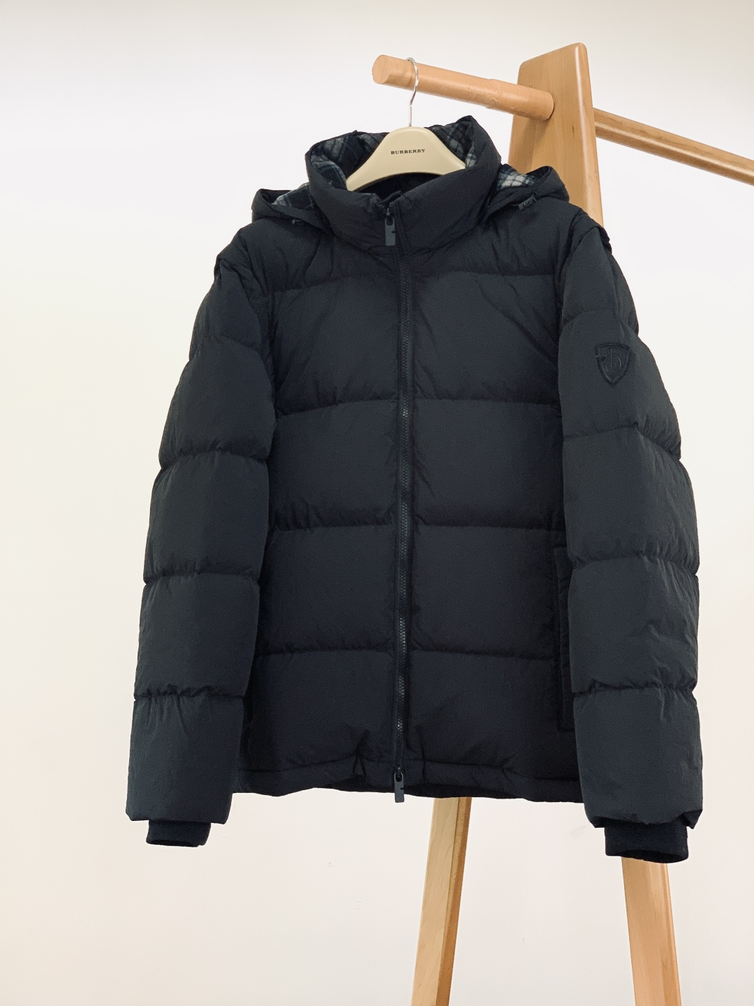 NO:595665,Burberry 2025FW new autumn and winter products  Detachable two-wear down jacket. The outer layer is a black quilted down jacket, and the sleeves are detachable to a down vest of the same fabric. After the zipper is removed, the vest/jacket can be worn alone, or it can be combined into a thickened version, suitable for different temperature scenarios. The inside is filled with 90 white duck down (full fill power), which is lightweight but has strong temperature locking ability. The vest/jacket can withstand the coolness of late autumn when worn alone, and can be worn in combination for winter without stress. The inside of the hood is spliced with classic plaid.  Wool lining, folded to expose the low-key brand logo; 'Shield Embroidery Logo' on the left arm + 'Knight Patch Logo' on the inside, all details are recognizable by BBR; all black nylon fabric + zipper of the same color, the minimalist silhouette reveals a high-end cold feeling. Ribbed cuffs + tight zipper, locking in the warmth of 90 velvet without being too windy; the internal pocket patch is convenient for storing small items, and makes the interior details not monotonous. The details are perfectly presented.  Size S, length 73, chest 118, shoulder width 65, size M, length 74, chest 122, shoulder width 66, size L, length 75, chest 126, shoulder width 67, size XL, length 76, chest 130, shoulder width 68…19860909Burberry 巴宝莉 2025FW秋冬新品 可拆卸两穿羽绒服.外层是黑色绗缝羽绒服,衣袖拆卸是同面料羽绒马甲,拉链拆卸后可单独穿马甲/外套,也能组合成加厚款,适配不同温度场景.内里填充90白鸭绒（蓬松度拉满）,轻量但锁温力极强,单穿马甲/外套都能扛住深秋凉意,组合穿直接过冬无压力.连帽内侧拼接经典格纹羊毛衬,翻折露出时是低调的品牌标识；左臂「盾形刺绣标」+内里「骑士贴布标」,细节处都是BBR的辨识度；全黑尼龙面料+同色拉链,极简廓形里透着高级冷感.罗纹收口袖口+严密拉链,锁住90绒的暖意不钻风；内袋贴布标既方便收纳小物,又让内里细节不单调.细节完美呈现. S码衣长73 胸围118 肩宽65 M码衣长74 胸围122 肩宽66 L码衣长75 胸围126 肩宽67 XL码衣长76 胸围130 肩宽68 …………………………………………………… SizeS-XL,,burberry,burberry,jackets & coats,down jacket,hats,alexander wang,Men's clothing