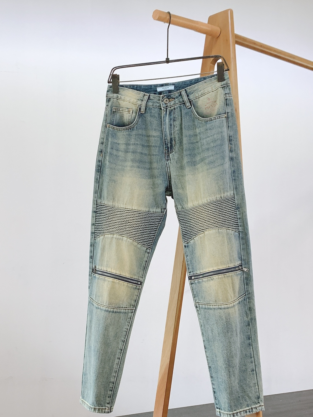 NO:595682,Prada Prada 2025FW early autumn new products  Distressed washed denim, with a gradient wash from light blue to off-white, looks like a retro pictorial faded by time, and the spliced pieces have a casual and broken beauty; the rhombus stitching on the thighs + side seam zippers are tough and cool with a sense of functionality, and they look relaxed and elegant when worn casually; the printed logo on the pockets and the three-dimensional logo on the back waist are all recognizable in a low-key manner, and come with a 'noble' filter.  Wearing a white T-shirt for daily use makes you look lazy and relaxed. When paired with a short suit, you can instantly transform into an urban avant-garde - a piece of 'wardrobe currency' that can be worn from spring and summer to autumn and winter. Whoever wears it will be the king of atmosphere...………………………………………… Size28-38,, prada, prada, business suit, alexander wang19860909Prada 普拉达 2025FW早秋新品 做旧水洗牛仔,浅蓝到米白的渐变水洗,像被时光晕染过的复古画报,拼接裁片自带随性的破碎美感；大腿处的菱格车线+侧缝拉链,硬朗又带点酷飒的机能感,随手一搭就是松弛贵气；口袋处的印花Logo、后腰的立体标,低调里全是辨识度,自带“显贵”滤镜. 日常搭白T是慵懒松弛,配短款西装又能秒变都市先锋——一条能从春夏穿到秋冬的“衣橱硬通货”,谁穿谁是氛围感王者 …………………………………………………… Size28-38,,prada,prada,business suit,alexander wang,Men's clothing