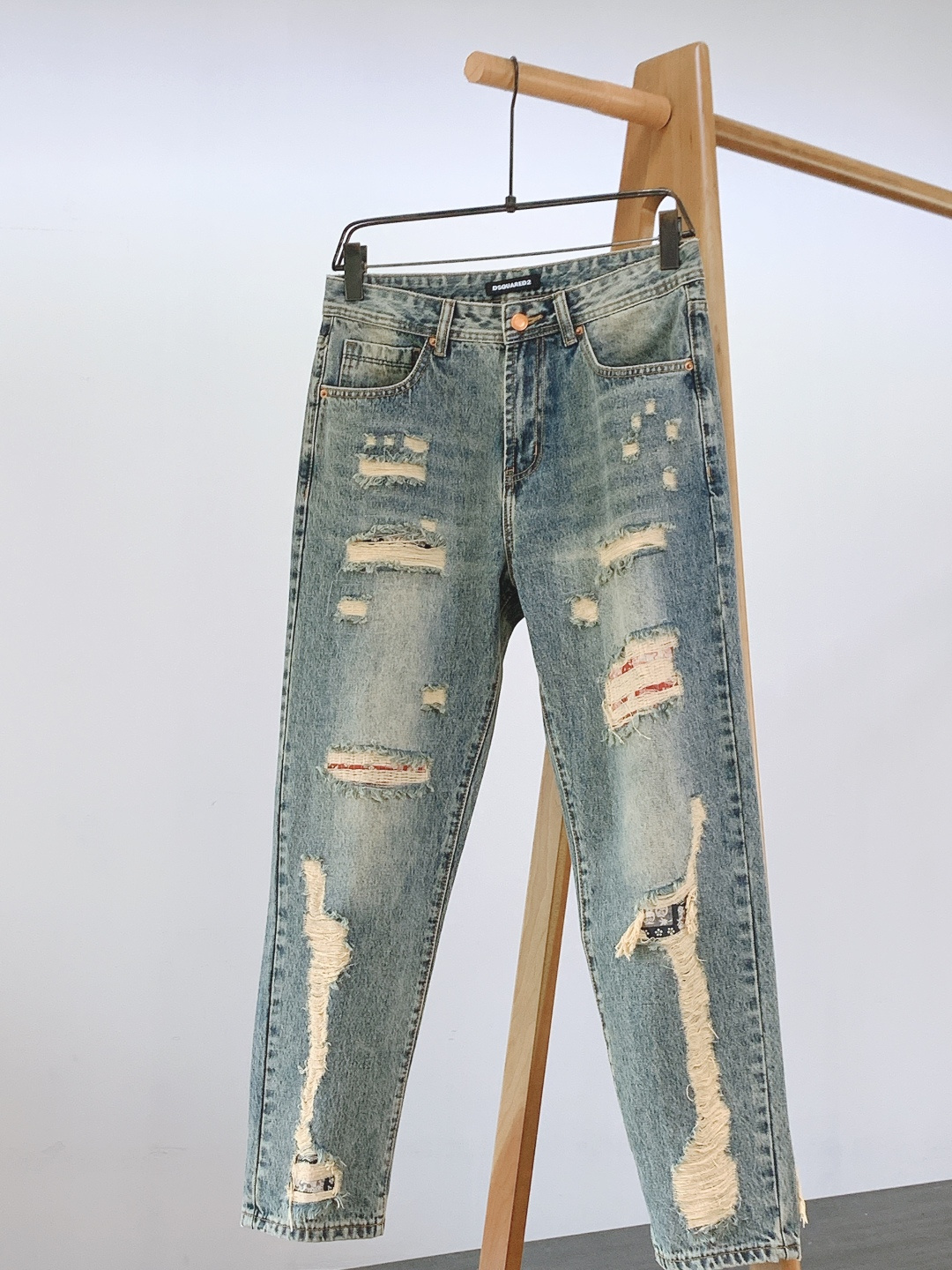 NO:595685,DSQUARED2 D Square 2025FW new autumn and winter products, casual jeans with hole craftsmanship, I love this pair, the jeans with double elasticity... D family heavy jeans... The denim is purely handmade and distressed... Two unique colors and design styles, top-notch workmanship and awesome details. ……………………………………………… Size28-38,, dior, jeans, alexander wang19860909DSQUARED2 D二次方 2025FW秋冬新品 破洞工艺休闲牛仔裤,独爱这一条,弹力加倍的牛仔裤…… D家重磅牛仔裤…..牛仔纯手工做旧.. 两款独特的颜色和设计风格,顶尖的做还有牛逼的细节加持. …………………………………………………… Size28-38,,dior,jeans,alexander wang,Men's clothing