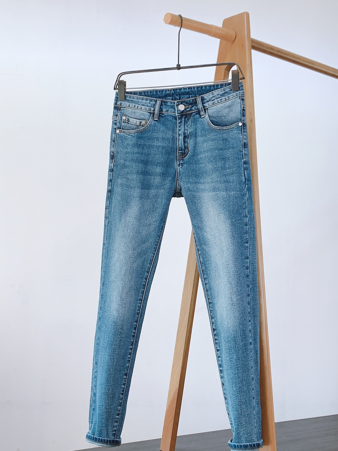 NO:595667,Dior Homme 2025FW new autumn and winter fashionable casual jeans, distressed washed blue with a relaxed atmosphere. The metal CD badge on the back waist with an embossed leather plate is a distinguished high-end logo at a glance; the bee logo letters on the back pocket are printed, and the black and silver contrasting colors highlight the retro trend; copper-colored CD buttons, double-lane stitching, and even the fluorescent yellow embroidered label exposed on the rolled edge are hidden.  Slightly slim fit wraps up neat legs. A T-shirt is suitable for casual and trendy men in daily life. It can be worn with a shirt to give a light and mature texture. ……………………………………………… Size29-38,, dior, dior, jeans, shirts, tees, t-shirt, alexander wang19860909Dior Homme 迪奥·桀傲 2025FW秋冬新品 时尚休闲牛仔裤,做旧水洗蓝自带松弛氛围. 后腰金属CD徽章配压纹皮革牌,是一眼显贵的高定标识； 后袋蜜蜂标识字母印花,黑银撞色戳中复古潮点； 铜色CD纽扣、双道车线锁边,连卷边露出的荧光黄绣标都藏着小心机； 微修身型裹出利落腿型,日常搭T恤是松弛潮男,配衬衫又能穿出轻熟质感. …………………………………………………… Size29-38,,dior,dior,jeans,shirts,tees，t-shirt,alexander wang,Men's clothing