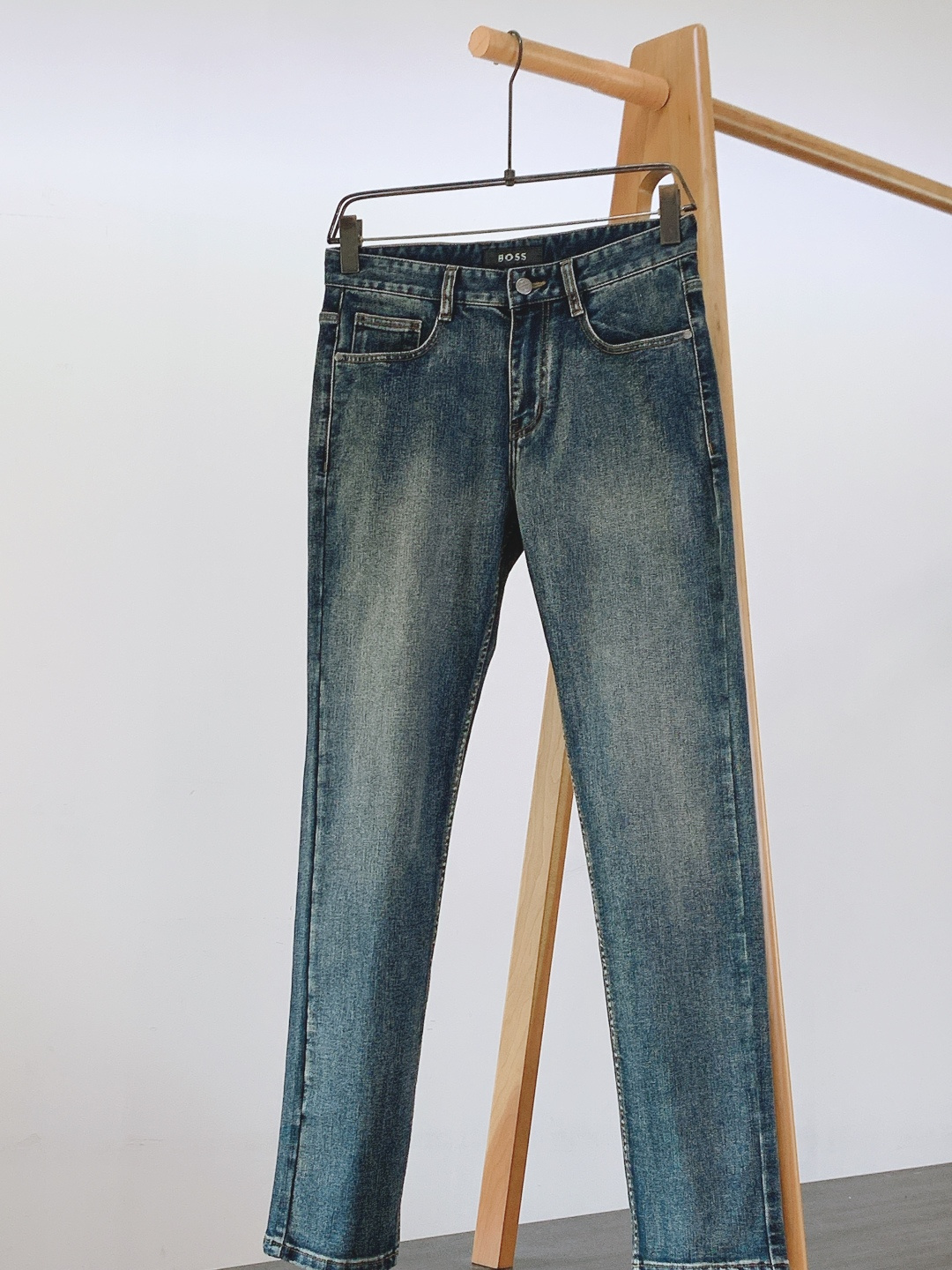 NO:595679,Boss 2025FW early autumn new products, high fashion sense denim fabric, washed jeans. The fabric is very special, ultra-fine fine imitation cotton yarn blend, super soft and comfortable. It has the casual and casual feeling of denim, but also a sense of relaxation and fashion. The fabric surface is refreshing, slightly elastic, super soft and can be worn for a long time. The whole pair of trousers is made of traditional hand-rubbed craftsmanship and is naturally stone-washed with light fermentation. The version is a fitted small straight-leg cut with exquisite details.  ……………………………………………………………… Size29-38,,jeans,alexander wang19860909Boss 2025FW早秋新品 高级时装感 牛仔面料 , 洗水牛仔裤. 面料很特殊,超细精仿棉纱混纺,超柔舒适感. 具备牛仔随性感 ,休闲感 , 亦有轻松感 ,时尚感. 布面清爽,微弹力,超柔穿着时间长, 整条裤子全传统手擦工艺,自然石磨轻酵洗水. 版型属于合体小直脚剪裁,细节精致感. …………………………………………………… Size29-38,,jeans,alexander wang,Men's clothing