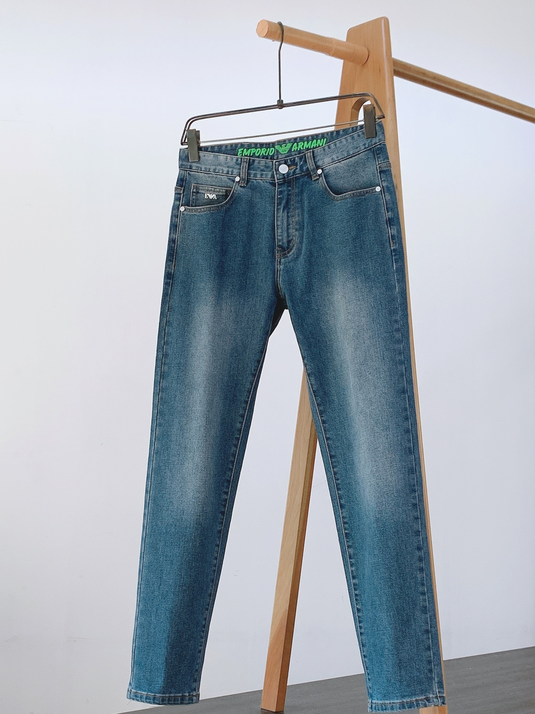 NO:595676,Armani Armani 2025FW early autumn new products, high fashion sense, imported denim fabric, washed jeans. The fabric is very special, ultra-fine fine imitation cotton yarn blend, super soft and comfortable. It has the casual and casual feeling of denim, but also a sense of relaxation and fashion. The fabric surface is refreshing, slightly elastic, super soft and long wearing time. The whole pair of pants is made of traditional hand-rubbing technology, and is washed with natural stone and light fermentation.  The version is fitted and straight-legged, with exquisite details. ……………………………………………… Size29-38,,armani,armani,jeans,alexander wang19860909Armani 阿玛尼 2025FW早秋新品 高级时装感 进口牛仔面料 , 洗水牛仔裤. 面料很特殊,超细精仿棉纱混纺,超柔舒适感. 具备牛仔随性感 ,休闲感 , 亦有轻松感 ,时尚感. 布面清爽,微弹力,超柔穿着时间长, 整条裤子全传统手擦工艺,自然石磨轻酵洗水. 版型属于合体直脚剪裁,细节精致感. …………………………………………………… Size29-38,,armani,armani,jeans,alexander wang,Men's clothing