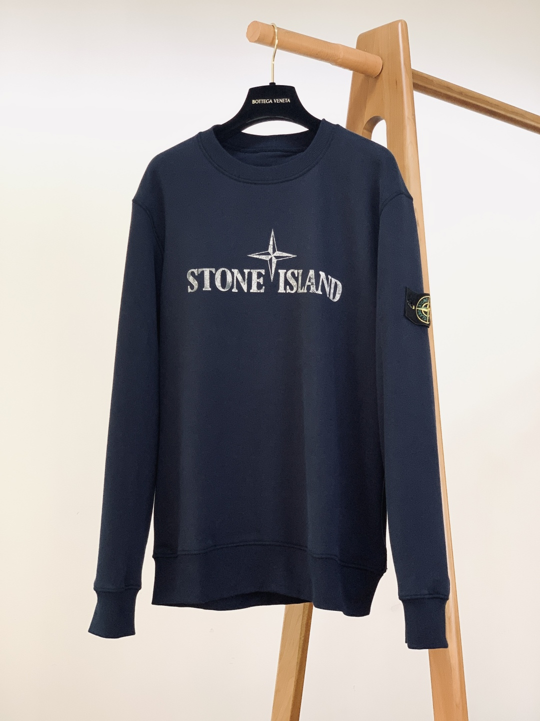 NO:595671,Stone Island's 2025FW new autumn and winter printed pullover sweatshirt blends the functional trendy label into the relaxed feeling of autumn and winter. The velvet fabric is soft and waxy against the skin, keeping warm without being bulky; the dropped shoulder version creates casual relaxation, and the pitted seams on the cuffs and hem are neat and textured;  The old-effect logo printed letters + compass mark on the chest have a vintage and old-fashioned tone; the detachable classic compass badge on the left arm, with contrasting yellow and green embroidery threads, is the soul mark of the functional style; the large-size compass print on the back adds a sense of 'trendy' without being exaggerated; worn alone is a street trendy man, with an exposed shirt inside for a casual and sophisticated look, and a denim jacket on the outside can turn it into a cool look in seconds.  A sweatshirt that welds 'comfort' and 'functional accent' together, and plays the role of trendy autumn and winter wardrobe. ……………………………………………………………… SizeM-5XL,,hoodie,sweatshirts,jackets & coats,shirts,alexander wang19860909Stone Island 石头岛 2025FW秋冬新品 印花套头卫衣,把机能潮标揉进秋冬松弛感里. 加绒面料软糯贴肤,保暖不臃肿；落肩版型裹出随性松弛,袖口、下摆的坑条锁边利落又显质感； 胸口做旧效果的标识印花字母+罗盘标,自带复古做旧腔调；左臂可拆卸的经典罗盘徽章,黄绿绣线撞色是机能派的灵魂标识；后背大尺寸罗盘印花,把“潮感”拉满却不浮夸； 单穿是街头潮男风,内搭衬衫露边是轻熟通勤感,外搭牛仔夹克又能秒变酷盖. 一件把“舒适”和“机能腔调”焊死的卫衣,秋冬衣柜的潮感担当. …………………………………………………… SizeM-5XL,,hoodie,sweatshirts,jackets & coats,shirts,alexander wang,Men's clothing