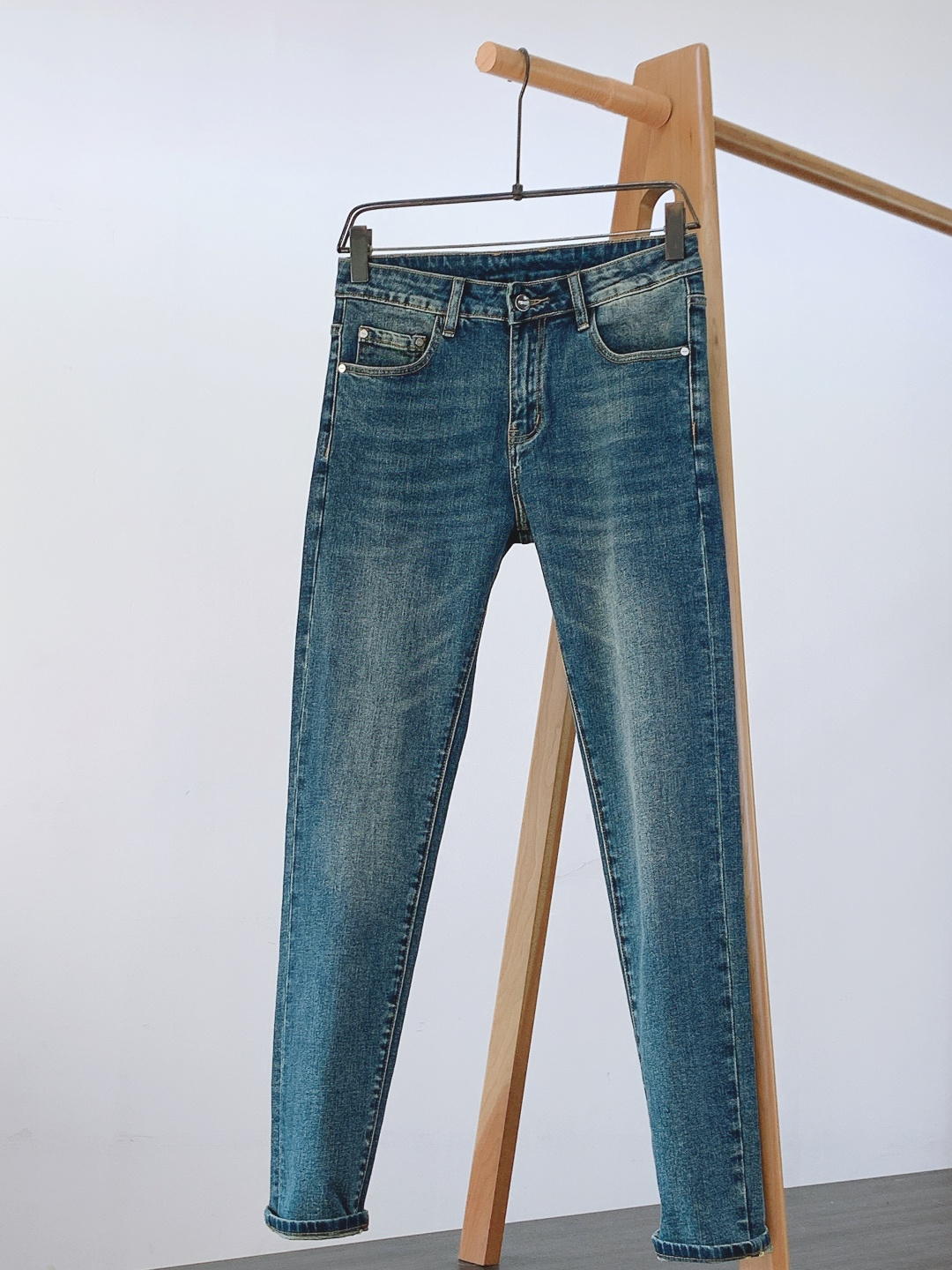 NO:595670,Fendi Fendi's 2025FW early autumn new products are high-fashion style, Little Monster series washed jeans. The fabric is very special, ultra-fine imitation cotton yarn blended, super soft and comfortable. It has the casual and casual feel of denim, but also a sense of relaxation and fashion. The fabric surface is refreshing, slightly elastic, super soft and can be worn for a long time. The whole pair of pants is made of traditional hand-rubbed craftsmanship and is naturally stone-washed with light fermentation water. The version is a fitted straight-leg cut with exquisite details.  ……………………………………………………………… Size28-38,,fendi,fendi,jeans,alexander wang19860909Fendi 芬迪 2025FW早秋新品 高级时装感,小怪兽系列洗水牛仔裤. 面料很特殊,超细精仿棉纱混纺,超柔舒适感. 具备牛仔随性感 ,休闲感 , 亦有轻松感 ,时尚感. 布面清爽,微弹力,超柔穿着时间长, 整条裤子全传统手擦工艺,自然石磨轻酵洗水. 版型属于合体直脚剪裁,细节精致感. …………………………………………………… Size28-38,,fendi,fendi,jeans,alexander wang,Men's clothing