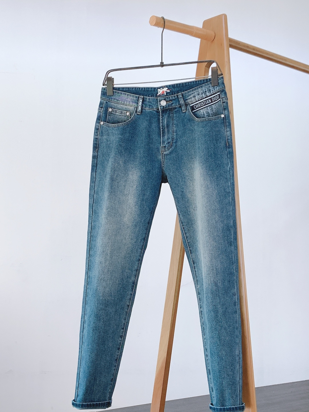 NO:595688,Dior Homme 2025FW new autumn and winter fashionable casual jeans, distressed washed blue with built-in relaxed filter. The graffiti logo on the back waist breaks away from dullness, and the letter logo webbing on the front pocket adds a sense of avant-garde; the back pocket is fully printed with presbyopia and metal CD badges, and every stitching is wrapped with exquisite accents; the slightly slim fit wraps up the neat leg shape, and the small colored thread logo exposed on the rolled edge is a discreet look that is dignified and unobtrusive.  Wear the texture of high-end shows into daily life, and step on the trend of 'expensive but not luxurious' every step of the way. ……………………………………………… Size29-38,, dior, dior, jeans, alexander wang19860909Dior Homme 迪奥·桀傲 2025FW秋冬新品 时尚休闲牛仔裤,做旧水洗蓝自带松弛滤镜. 后腰涂鸦标识跳脱沉闷,前袋字母标识织带撞出先锋感； 后袋满印老花叠搭金属CD徽章,每一处车线都裹着精致腔调； 微修身型裹出利落腿型,卷边露出的彩线小标,是显贵不张扬的小心机. 把高定秀场的质感穿进日常,每一步都踩在“贵而不奢”的潮点上. …………………………………………………… Size29-38,,dior,dior,jeans,alexander wang,Men's clothing