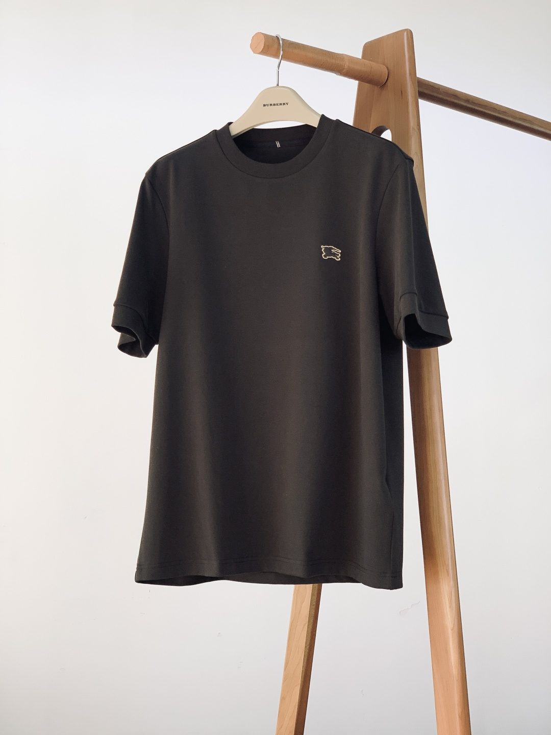 NO:599628,Burberry's new 2025 FW autumn and winter product is a thickened base T-shirt, which welds the British logo into the comfort of autumn and winter. The thickened brushed cotton is soft and skin-friendly, and the three colors of black/brown/white are the 'hard currency for inner wear' in autumn and winter. The slightly loose version is not clinging to the flesh or bloated, and is suitable for single wear or stacking;  The three-dimensional embossed knight logo on the chest is the soul, and the same color contrast + texture lines make BBR's British accent restrained and high-end; the double-needle hemming of the collar + hemming of the cuffs, every stitching is delicate; wearing a suit inside is a casual commuting style, and a denim jacket outside is a street trend. Wearing it alone with a scarf can turn you into a lazy and warm man in seconds.  A base layer that welds 'warmth' and 'texture' together, it plays the invisible role of the autumn and winter wardrobe. ……………………………………………………………… SizeM-5XL,,burberry,burberry,jackets & coats,tees,t-shirt,business suit,alexander wang19860909Burberry 巴宝莉 2025FW秋冬新品 加厚打底T恤,把英伦标识焊在秋冬舒适里. 加厚磨毛棉软糯亲肤,黑/棕/白三色都是秋冬“内搭硬通货”,微宽松版型不贴肉、不臃肿,单穿/叠穿都适配； 胸口立体浮雕骑士标是灵魂,同色系撞边+肌理纹路,把BBR的英伦腔调压得克制又高级；领口双针锁边+袖口包边,每处车线都透着细腻； 内搭西装是轻熟通勤风,外搭牛仔夹克是街头潮感,单穿配围巾又能秒变慵懒暖男. 一件把“保暖”和“质感”焊死的打底,秋冬衣柜的隐形显贵担当. …………………………………………………… SizeM-5XL,,burberry,burberry,jackets & coats,tees，t-shirt,business suit,alexander wang,Men's clothing