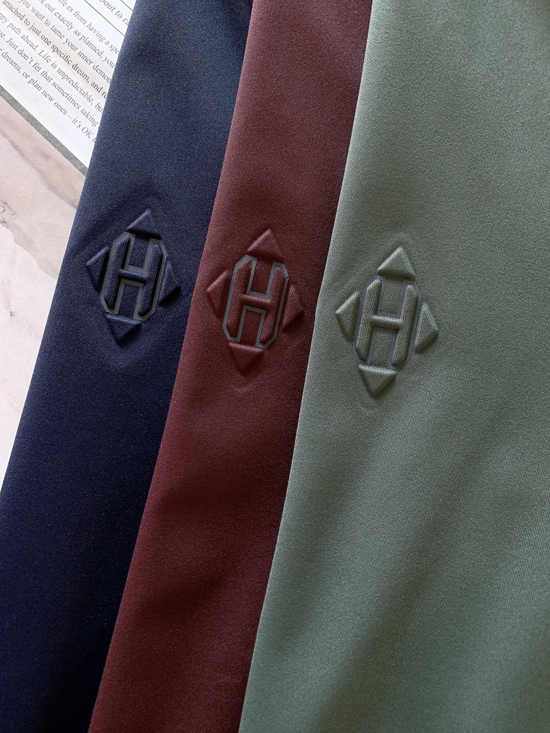 NO:595707,Hermès 2025FW Early Autumn New Product The classic embossed H logo shirt is a low-key luxury texture choice. The classic three-dimensional embossed H logo is a sense of luxury hidden in the details. It is low-key and unobtrusive but has its own recognition. Drape fabric + neat tailoring, details such as the thin edge of the collar and cuff buttons are all exquisite, and the upper body is crisp and comfortable.  The low saturation color system is suitable for various occasions and is a 'quality item' that can be held for commuting and light business. ……………………………………………… Size 48-56, hermes, hermes, shirts, alexander wang19860909Hermès 爱马仕 2025FW早秋新品 经典浮雕H标衬衫,是低调奢华的质感之选 经典立体浮雕H标,是藏在细节里的高级感,低调不张扬却自带辨识度. 垂顺面料+利落剪裁,领口细边、袖口纽扣等细节都透着精致,上身挺括又舒适. 低饱和色系适配各种场合,是通勤、轻商务都能hold住的“品质型单品”. …………………………………………………… Size48-56,,hermes,hermes,shirts,alexander wang,Men's clothing