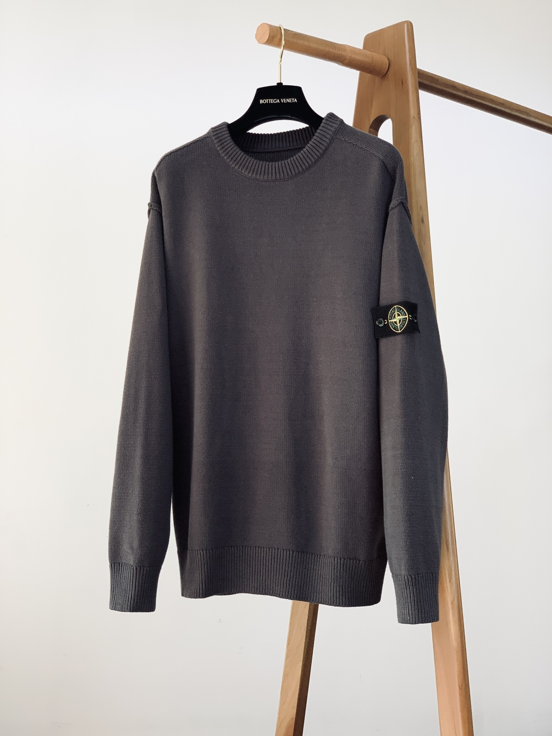 NO:599620,Stone Island's 2025FW new autumn and winter product is a casual pullover sweater that weaves functional fashion labels into a sense of relaxation. The three colors of milk white/charcoal gray/navy blue are all 'all-match hard currency' in autumn and winter. The delicate knitting is soft and waxy against the skin, and the dropped shoulder style wraps up the casual relaxation;  The iconic compass badge on the left arm is the soul. The black background + yellow and green embroidery thread make it recognizable, and the details of detachable buttons make the 'functional sense' quiet; the grooved neckline + neat hemming of the cuffs, wearing it alone is a casual and sophisticated style for commuting, and layering a jacket can turn you into a street trendy man in an instant. A knitted piece that welds 'comfort' and 'accent' together, it is indispensable for the autumn and winter wardrobe. ……………………………………………… SizeM-3XL,,jackets &  coats,alexander wang19860909Stone Island 石头岛 2025FW秋冬新品 休闲套头针织衫,把机能潮标织进松弛感里. 奶白/炭灰/藏青三色都是秋冬“百搭硬通货”,细腻针织贴肤软糯,落肩版型裹出随性松弛； 左臂标志性罗盘徽章是灵魂,黑底+黄绿绣线撞出辨识度,纽扣可拆卸的细节,把“机能感”揉得不动声色； 坑条领口+袖口锁边利落,单穿是通勤轻熟风,叠穿夹克又能秒变街头潮男. 一件把“舒适”和“腔调”焊死的针织,秋冬衣柜缺它不行. …………………………………………………… SizeM-3XL,,jackets & coats,alexander wang,Men's clothing