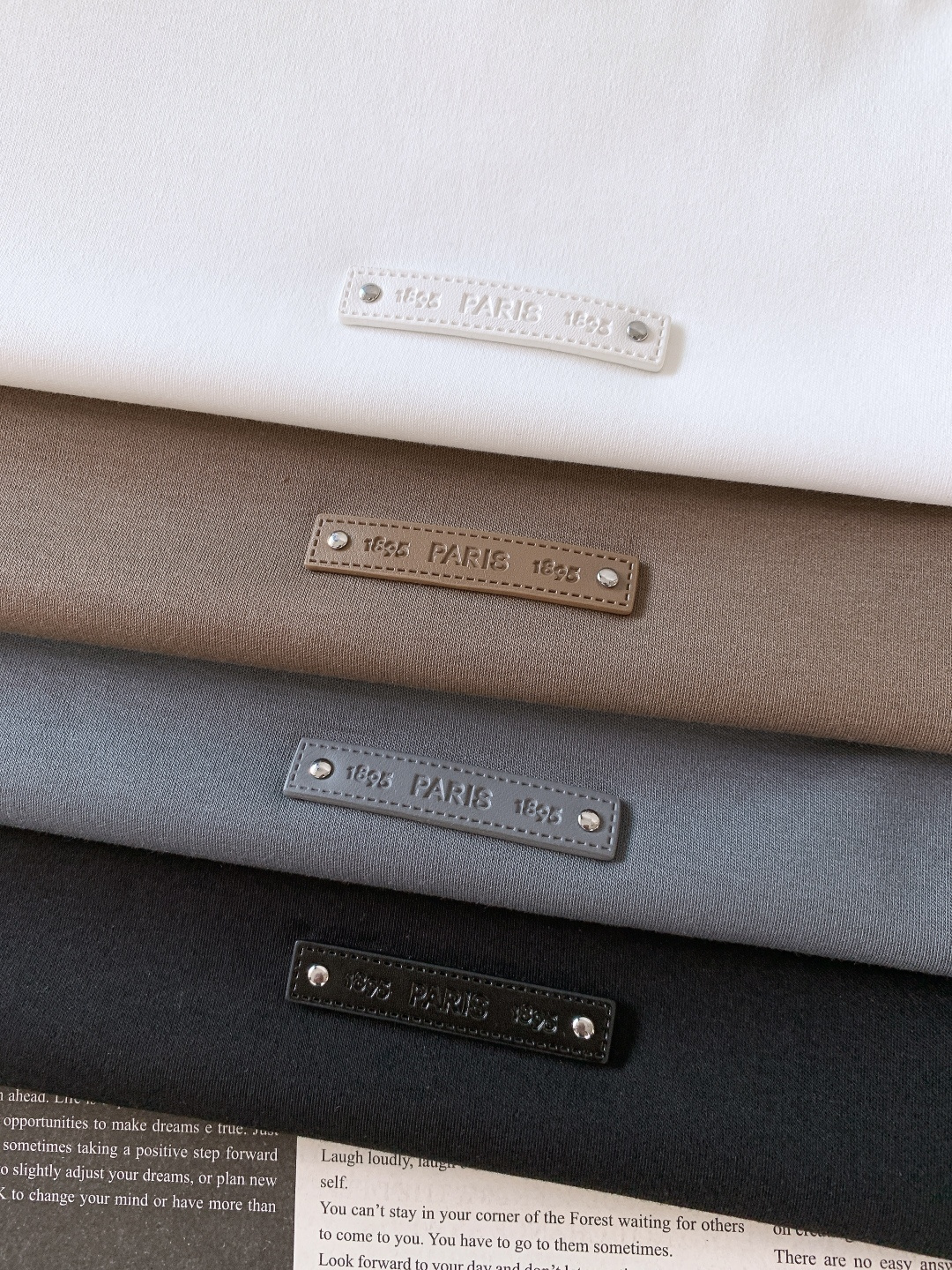 NO:595686,Berluti Berluti's new 2025FW early autumn casual pullover bottoming shirt is a low-key and luxurious everyday texture. The iconic '1895 PARIS' leather nameplate hides a sense of luxury with details, low-key but self-recognizable. Smooth and delicate fabrics + neat tailoring, neat line routing, close-fitting but not tight fit, both comfort and sophistication.  Minimalist solid color + versatile color series, it is a 'quality basic style' suitable for commuting inner wear and daily wear alone. ……………………………………………… Size48-56,,alexander wang19860909Berluti 伯鲁蒂 2025FW早秋新品 休闲套头打底衫,是低调奢华的日常质感担当 标志性“1895 PARIS”皮质铭牌,用细节藏住高级感,低调却自带辨识度. 垂顺细腻的面料+利落剪裁,走线工整、版型贴而不紧,舒适与精致兼顾. 极简纯色+百搭色系,是通勤内搭、日常单穿都适配的“品质基础款”. …………………………………………………… Size48-56,,alexander wang,Men's clothing