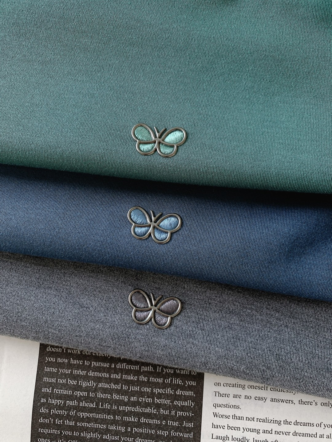 NO:595692,Bottega Veneta's 2025FW early autumn new product, casual pullover bottoming shirt, is a delicate idea in minimalism. The three-dimensional butterfly embossed logo of the same color is a low-key texture detail that cannot be hidden, simple but memorable. The delicate and smooth fabric + half-high collar design is comfortable and not bulky, and the wiring is neat and exquisite.  The low saturation color system is suitable for all kinds of outfits, and it is a 'basic trump card' that can be worn inside or alone to support texture. ……………………………………………… Size48-56,,bottega veneta,bottega veneta,alexander wang19860909Bottega Veneta 葆蝶家 2025FW早秋新品 休闲套头打底衫,是极简里的精致小心思 同色系立体蝴蝶浮雕标识,是低调藏不住的质感细节,简约但有记忆点. 细腻垂顺的面料+半高领设计,贴肤舒适不臃肿,走线工整显精致. 低饱和色系适配各种穿搭,是内搭、单穿都能撑得起质感的“基础款王牌”. …………………………………………………… Size48-56,,bottega veneta,bottega veneta,alexander wang,Men's clothing