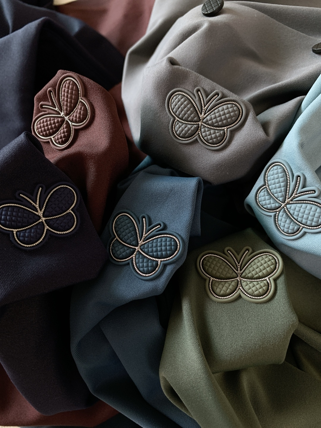 NO:595709,Bottega Veneta's 2025FW early autumn new product. The classic butterfly logo shirt is an exciting choice for low-key texture. Low saturation color + butterfly logo of the same color, directly full of high-end feeling, suitable for daily commuting and light leisure. Classic POLO collar + exquisite quilted embossed butterfly logo, the fabric is smooth and wrinkle-free, neat and textured. Simple but not monotonous, it is an 'evergreen' item that can be worn for many years~ ……………………………………………………  Size48-56,,bottega veneta,bottega veneta,shirts,alexander wang19860909Bottega Veneta 葆蝶家 2025FW早秋新品 经典蝴蝶标衬衫,是低调质感的心动之选 低饱和色系+同色系蝴蝶标,高级感直接拉满,日常通勤/轻休闲都适配. 经典POLO领+精致绗缝浮雕蝴蝶标,面料垂顺不皱,利落又有质感. 简约不单调,是能穿很多年的“常青款”单品~ …………………………………………………… Size48-56,,bottega veneta,bottega veneta,shirts,alexander wang,Men's clothing