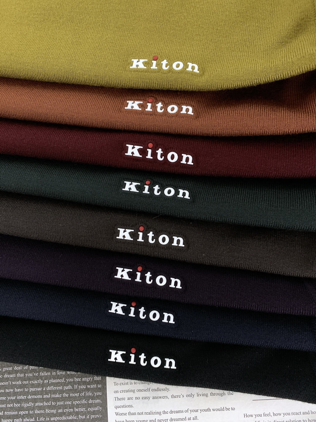 NO:595689,Kiton's 2025FW new autumn and winter casual pullover base layer is the choice for 'fabric control'. It is made of fine high-count knitted fabric, which feels soft but not collapsed. It is close to the skin and breathable and has a sense of drape. It is not easy to pill and deform after long-term wear, taking into account both comfort and stiffness. The classic three-dimensional embossed logo + iconic red dots hide brand recognition in a low-key manner, simple but not monotonous.  Minimalist style + multi-color adaptability, it can be worn alone or layered for daily wear, and it can support the texture. It is a 'comfortable advanced basic style' that can be worn in all seasons. ……………………………………………… Size48-56,,alexander wang19860909Kiton 奇顿 2025FW秋冬新品 休闲套头打底衫,是「面料控」的质感之选 采用细腻的高支针织面料,触感软而不塌,贴肤透气的同时自带垂顺感,久穿不易起球变形,兼顾舒适与挺括度. 经典立体浮雕标识+标志性红圆点,低调里藏着品牌辨识度,简约但不单调. 极简版型+多色系适配,日常单穿、叠穿都能撑得起质感,是能穿四季的“舒适型高级基础款”. …………………………………………………… Size48-56,,alexander wang,Men's clothing