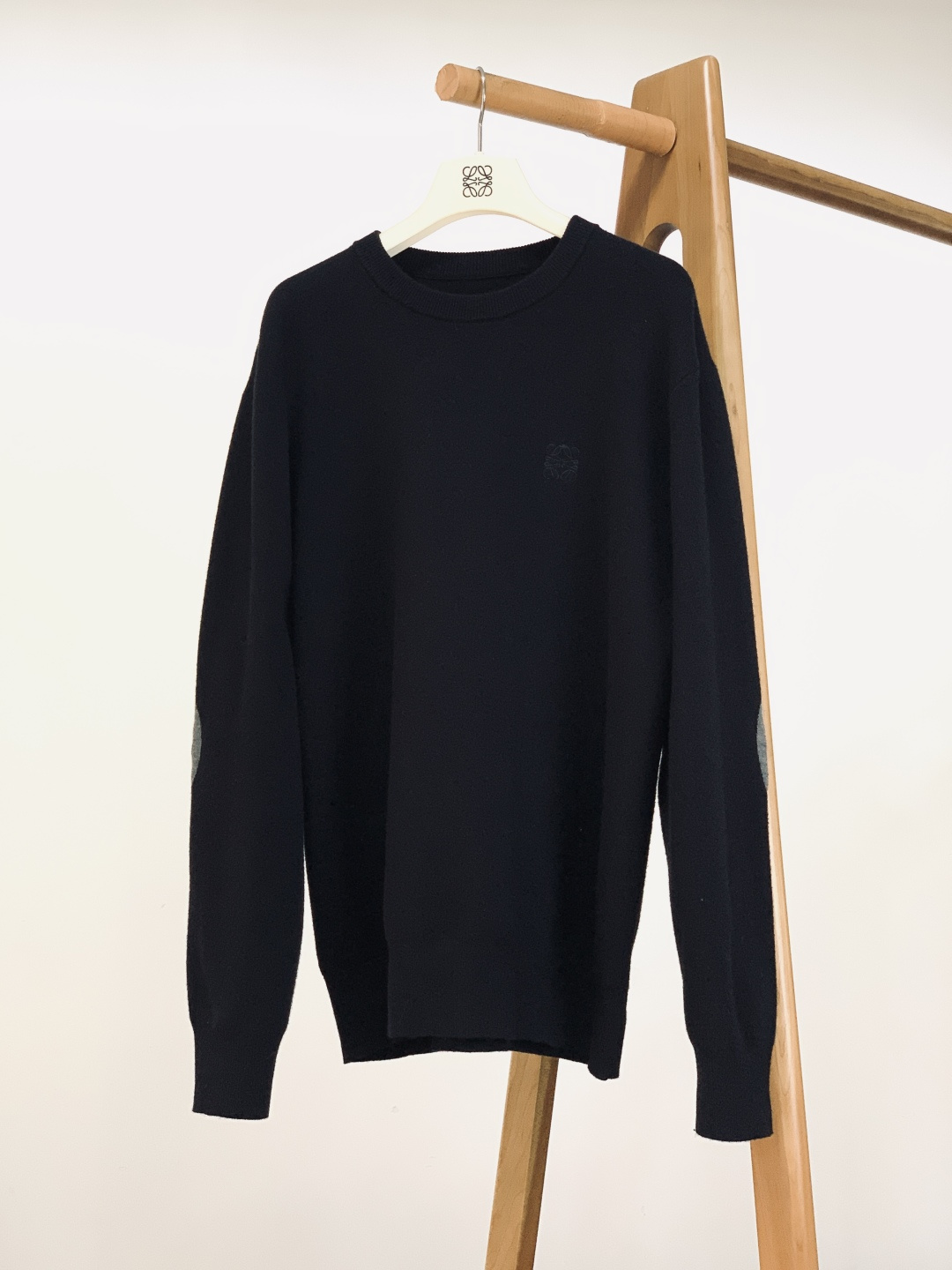 NO:595702,Loewe's 2025FW new autumn and winter casual pullover sweater. It is made of 96% wool blended fabric and is woven with craftsmanship. It feels soft and full of bones. The natural warmth of wool and the breathability of knitting technology are perfectly balanced. When worn next to the body, it feels like you are embracing the gentle wool touch of Tuscany.  The texture created by precision knitting technology is fine and even, and the ready-made garments have a high-grade matte texture, showing low-key luxury when the light flows. Every inch of stitching is like the delicate brushstrokes drawn by an artist with knitting needles on the fabric. The oversize dropped shoulder version is lazy and casual but not lost. The tailoring ratio of the shoulders and the body has been repeatedly considered, and it is extremely tolerant to various body shapes, easily creating a relaxed sense of luxury.  The circular patches on the elbows of both arms use same-color knitting technology to present Loewe's iconic Anagram pattern. The three-dimensional texture makes the brand symbol appear on the clothing. It is not only a practical wear-resistant design, but also an artistic expression of the brand's genes. The rib knitting on the collar and cuffs is tight and solid, which not only ensures the stiffness of the version, but also brings a comfortable fit when worn, allowing the classic round neck shape to maintain an elegant silhouette at all times.  From the luxurious touch of wool fabric to the artistic ingenuity of Anagram patches, this sweater integrates Spanish artistic genes and modern luxury craftsmanship. It is a textured choice that shows taste in daily wear, and it is also an evergreen style that can transcend seasons in the wardrobe. ……………………………………………… Size M-3XL,, loewe, loewe, versace, alexander wang19860909Loewe 罗意威 2025FW秋冬新品 休闲套头针织衫.采用96羊毛混纺面料,匠心织造,触感柔软且富有筋骨,羊毛的天然保暖性与针织工艺的透气性完美平衡,贴身穿着时,仿佛将托斯卡纳的温柔羊毛触感拥入怀中. 精密针织工艺打造的纹理细腻均匀,成衣呈现出高级哑光质感,在光线流转间尽显低调奢华,每一寸针脚都似是艺术家用织针在面料上绘制的细腻笔触.oversize 落肩版型,慵懒随性却不失利落,肩部与衣身的剪裁比例经过反复推敲,对各种身形都有极佳的包容性,轻松营造出松弛的高级感. 双臂肘部的圆形贴片,以同色系针织工艺呈现罗意威标志性的Anagram图案,立体织纹让品牌符号跃然衣上,既是实用的耐磨设计,更是品牌基因的艺术化彰显.领口、袖口的罗纹针织紧密扎实,既保证了版型的挺括度,又在穿着时带来舒适的贴合感,让经典圆领造型时刻保持优雅轮廓. 从羊毛面料的奢级触感,到Anagram贴片的艺术巧思,这款针织衫将西班牙的艺术基因与现代奢品工艺融为一体,是日常穿搭中彰显品位的质感之选,更是衣橱里能跨越季节的风格常青款. …………………………………………………… SizeM-3XL,,loewe,loewe,versace,alexander wang,Men's clothing