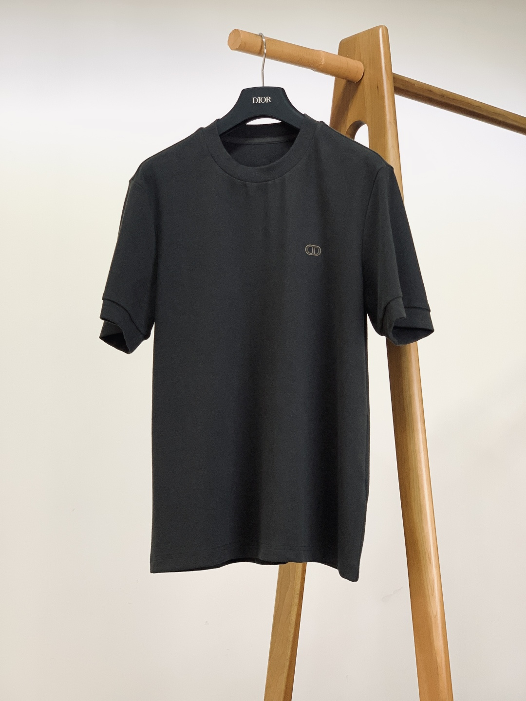 NO:595680,Dior Homme 2025FW new product for autumn and winter, thickened base T-shirt, selected from high-count Egyptian long-staple cotton, soft but not collapsed, skin-friendly and warm. It has the comfort of a basic T-shirt and has a crisp and drapey high-end texture. It is not bulky for autumn and winter inner wear.  The three-dimensional CD logo on the chest + bee embroidery on the back hide the highly recognizable brand genes in a low-key manner; the round neck + rolled short sleeves design is simple and neat and does not pick on the body shape. The classic black and white color scheme, whether worn alone to create a minimalist and relaxed feeling, or layered with a suit or jacket as an inner layer, can firmly grasp the 'low-key and dignified' daily atmosphere, and is the 'universal base' in the wardrobe. ……………………………………………… SizeM-5XL,, dior, dior, jackets &  coats, T-shirt, tees, t-shirt, business suit, alexander wang19860909Dior Homme 迪奥·桀傲 2025FW秋冬新品 加厚款打底T恤,甄选高支埃及长绒棉,软而不塌、亲肤保暖,既有基础T恤的舒适感,又自带挺括垂坠的高级质感,秋冬内搭也不臃肿. 胸前立体CD标识+后背蜜蜂刺绣,低调中藏着高辨识度的品牌基因；圆领+卷边短袖设计,简约利落不挑身形. 黑白经典配色,不管是单穿打造极简松弛感,还是叠穿西装、外套做内搭,都能稳稳拿捏“低调显贵”的日常氛围,是衣橱里的“万能打底”. …………………………………………………… SizeM-5XL,,dior,dior,jackets & coats,T-shirt,tees，t-shirt,business suit,alexander wang,Men's clothing