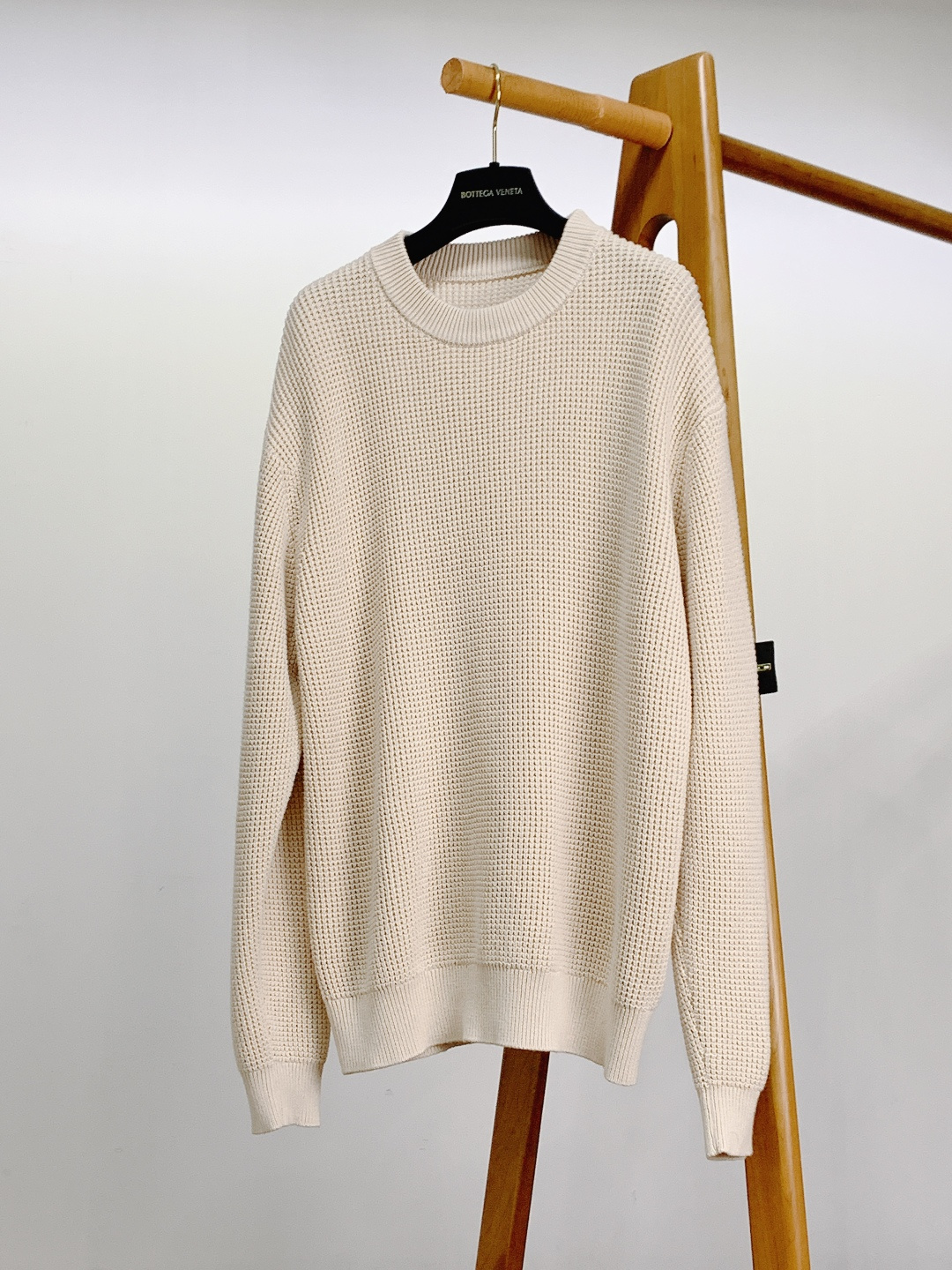 NO:595694,Stone Island's 2025FW new autumn and winter product is a contrasting color combination of functional style and knitted texture. It is made of three-dimensional waffle knitted fabric, which is soft and boney, breathable and not sweaty, and has a relaxed texture with its own texture. It is suitable for single wear or layering in autumn and winter.  Iconic compass armband + button-type label, full of functional recognition; round neck + ribbed edge design, simple and neat, not flattering on the body shape, with brand attitude hidden in the details. Low saturation color (gray/beige/light green) + minimalist version, can not only match the casualness of outdoor functions, but also adapt to commuting and casual daily relaxation. It is a texture tool for 'one garment, multiple wears'. ……………………………………………… SizeM-3XL,, alexander  wang19860909Stone Island 石头岛 2025FW秋冬新品 机能风与针织质感的撞色王牌. 采用立体华夫格针织面料,软而有骨感,透气不闷汗,自带肌理感的松弛质感,秋冬单穿/叠穿都适配. 标志性罗盘臂章+纽扣式贴标,机能辨识度拉满；圆领+罗纹收边设计,简约利落不挑身形,细节处藏着品牌态度. 低饱和色系（灰/米/浅绿）+极简版型,既能搭出户外机能的随性,也能适配通勤、休闲的日常松弛感,是“一衣多穿”的质感利器. …………………………………………………… SizeM-3XL,,alexander wang,Men's clothing