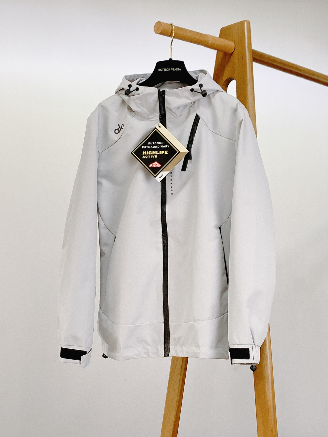 NO:595705,ALO 2025FW new product for autumn and winter, functional hooded jacket, made of windproof and waterproof technical fabric, lightweight, crisp and anti-wrinkle, taking into account outdoor practicality and neatness for daily wear. It is close to the skin and not sweaty, and can be used in many scenes calmly. Minimalist 'alo' logo + black and silver contrasting zipper/drawstring, the brand texture is hidden in the details; hooded drawstring + cuff adjustment design, full of functional attributes and practical.  The pure and simple version can not only be suitable for outdoor light sports, but also create a relaxed and high-end sense for daily commuting. It is a texture tool for 'one garment, multiple wears'. ……………………………………………… SizeM-3XL,,jackets & coats,hats,alexander wang19860909ALO 阿洛 2025FW秋冬新品 机能连帽外套,采用防风防水科技面料,轻量挺括且抗皱,兼顾户外实用性与日常穿搭的利落感,贴肤不闷汗,应对多场景都从容. 极简“alo”标识+黑银撞色拉链/抽绳,细节处藏着品牌质感；连帽抽绳+袖口调节设计,机能属性拉满又实用. 纯净简约版型,既能适配户外轻运动,也能搭出日常通勤的松弛高级感,是“一衣多穿”的质感利器. …………………………………………………… SizeM-3XL,,jackets & coats,hats,alexander wang,Men's clothing