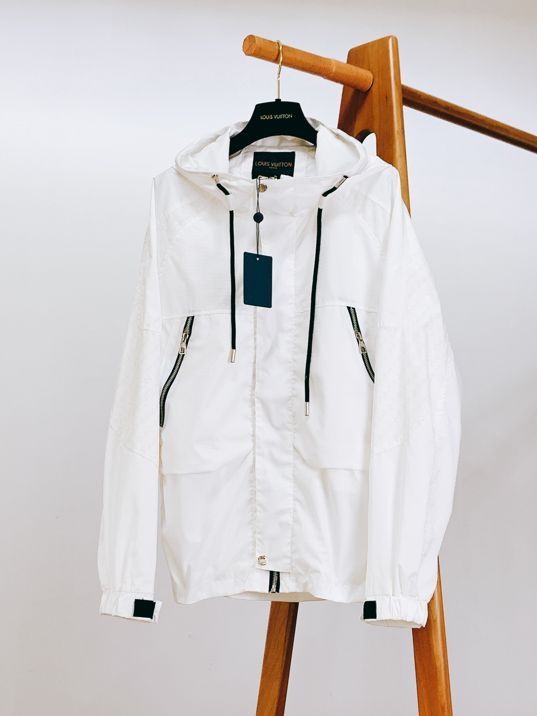 NO:595703,LouisVuitton Louis Vuitton's new 2025FW early autumn casual hooded jacket is an iconic item of the luxury brand's functional style. It is made of high-density waterproof fabrics, which are lightweight, stiff, wrinkle-resistant and wear-resistant. It has a delicate touch and is not stiff, taking into account outdoor practicality and the high-end sense of daily wear.  The classic Monogram dark pattern/three-dimensional brand logo is low-key and unobtrusive; the drawstring hood, metal zipper pockets, and Velcro cuffs have a functional design that is both practical and recognizable. The minimalist version + classic color matching can not only hold outdoor light sports scenes, but also create a relaxed and luxurious feeling for commuting and leisure. It is the trump card of 'one garment for multiple wear' texture. ……………………………………………… SizeM-3XL,, louis vuitton, louis vuitton, jackets  & coats,hats,alexander wang19860909LouisVuitton 路易威登 2025FW早秋新品 休闲连帽外套,是奢牌机能风的标志性单品 精选高密度防水面料,轻量挺括且抗皱耐磨,触感细腻不生硬,兼顾户外实用性与日常穿搭的高级感. 经典Monogram暗纹/立体品牌标识,低调显贵不张扬；抽绳连帽、金属拉链口袋、魔术贴袖口,机能设计兼具实用性与辨识度. 极简版型+经典配色,既能hold住户外轻运动场景,也能搭出通勤、休闲的松弛奢感,是“一衣多穿”的质感王牌. …………………………………………………… SizeM-3XL,,louis vuitton,louis vuitton,jackets & coats,hats,alexander wang,Men's clothing