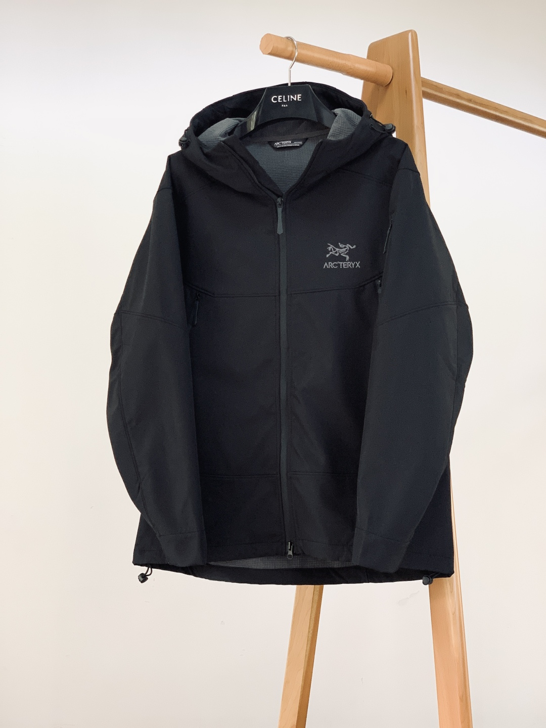 NO:595683,ARCTERYX Arc'teryx's latest thin outdoor zipper soft shell elastic jacket, functional shell fabric 90 nylon 10 spandex!  Thin, wear-resistant, breathable, and four-sided elastic are all basic attributes!  It has excellent lightweight, tear resistance and DWR water repellent properties!  It's light and breathable, and you don't feel anything at all on your upper body. It's super comfortable!  High JI material, the feel is very soft and moist!  Ergonomic three-dimensional cutting, effectively fit the body!  Simple stand-up collar with zip fly, versatile and timeless!  Invisible zipper pockets on both sides!  The adjustable hem has a drawstring design and can be contracted freely!  The line stitching design is simple, the interior is double-stitched, the cut is smooth, and the details are exquisite. It is suitable for outdoor sports and daily commuting. If you like it, you can buy it with confidence!  ……………………………………………………………… SizeM-3XL,arc’teryx,jackets & coats,jackets & coats,alexander wang19860909ARCTERYX 始祖鸟 最新薄款户外拉链软壳夹克弹力外套,功能性外壳面料90锦纶10氨纶！ 轻薄,耐磨,透气,四面弹都是基础属性！具备出色的轻量化,抗撕裂以及DWR防泼水性能！轻便透气,上身基本都没啥感觉,炒级舒服！高JI材质,手感是非常柔软温润的 ！人体工学立体裁剪,有效贴合身材！简约立领拉链门襟,万能不过时！两侧隐形拉链插兜！可调下摆带抽绳设计,收缩自如！线条拼接设计简洁,内部双线缝合,剪裁落,细节精湛,适合户外运动也适合日常通勤,喜欢放心入！ …………………………………………………… SizeM-3XL,arc'teryx,jackets & coats,jackets & coats,alexander wang,Men's clothing